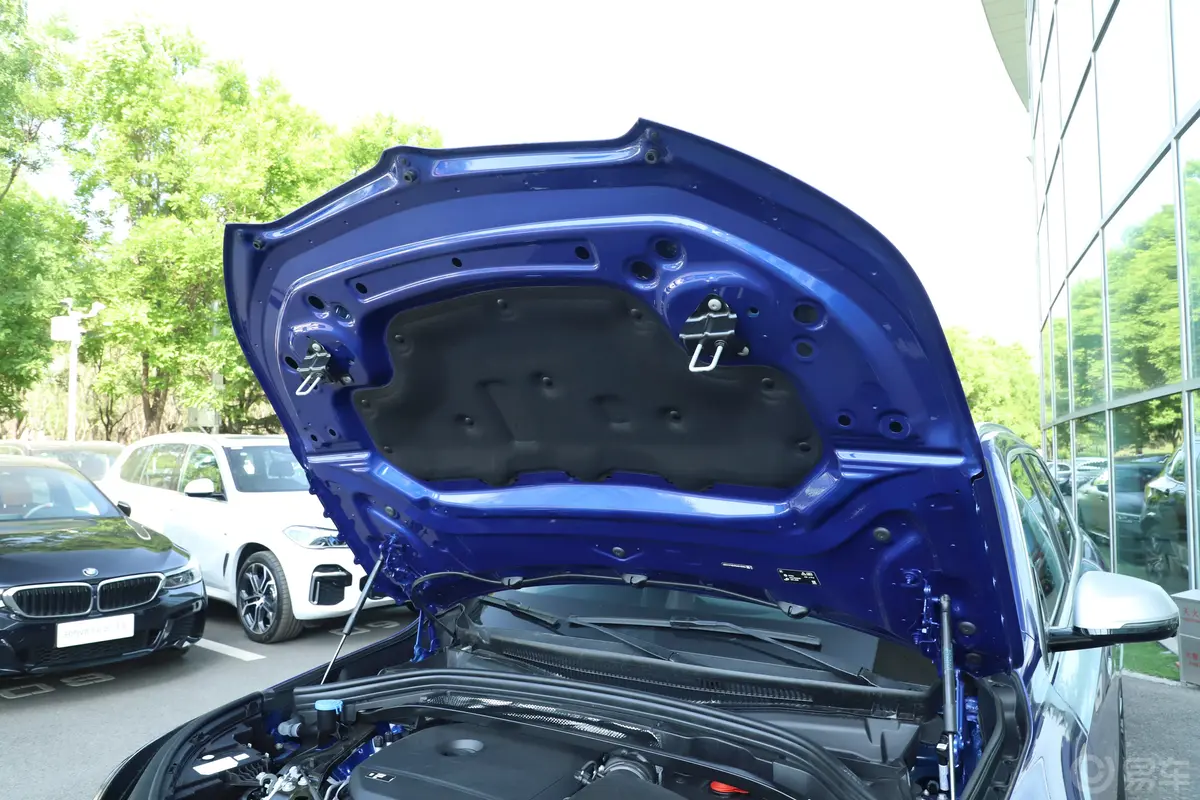 宝马X1xDrive25Li X设计套装发动机舱盖内侧