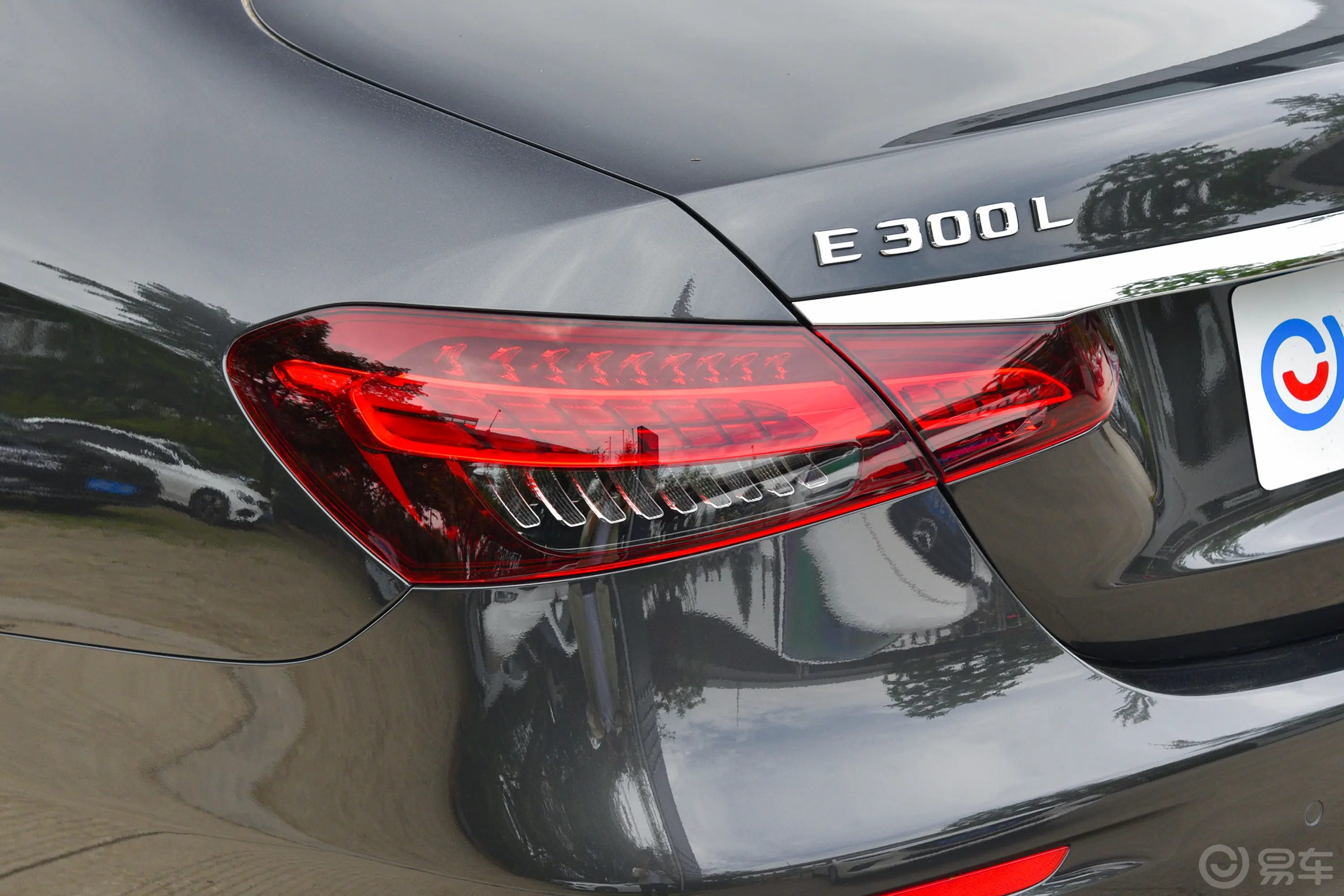 奔驰E级改款 E 300 L 运动豪华型尾灯侧45度俯拍