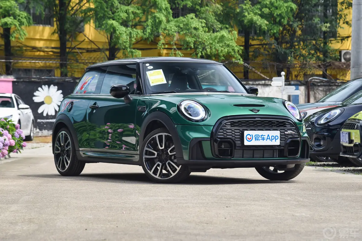 MINI改款 2.0T COOPER S 赛车手侧前45度车头向右水平