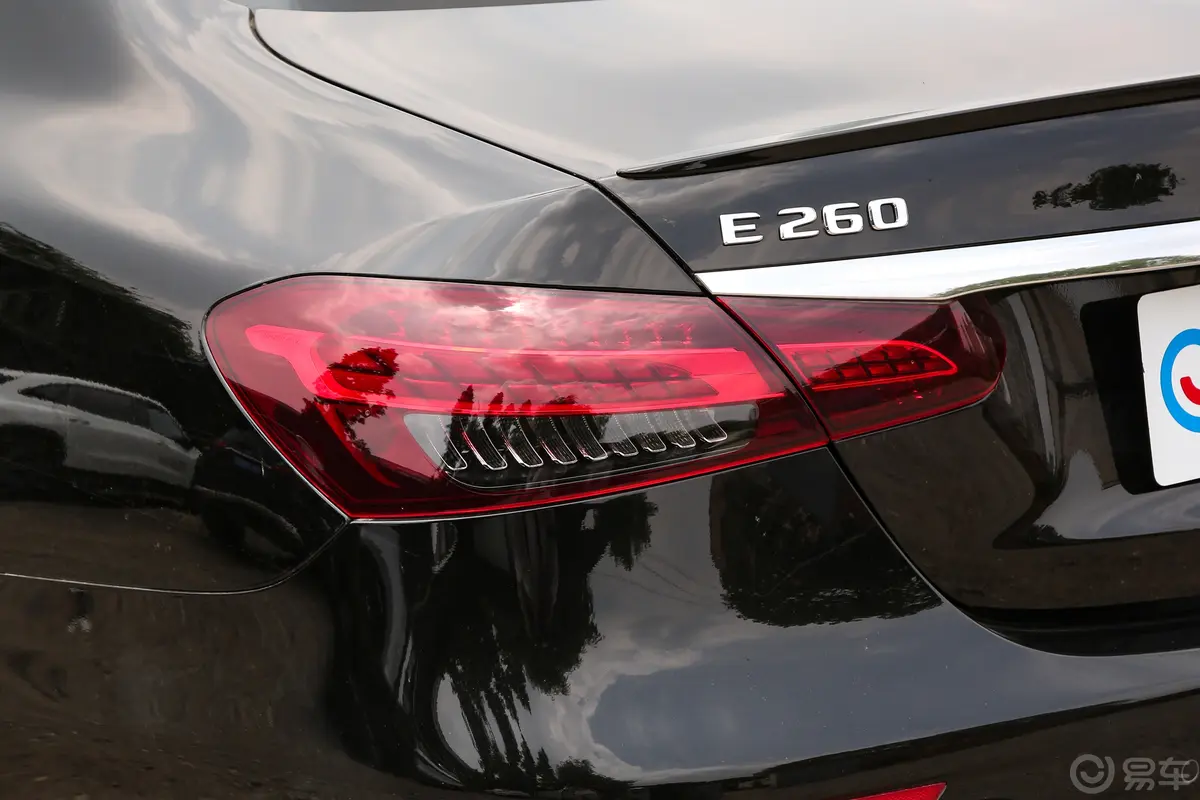 奔驰E级(进口)改款 E 260 时尚型运动版尾灯侧45度俯拍