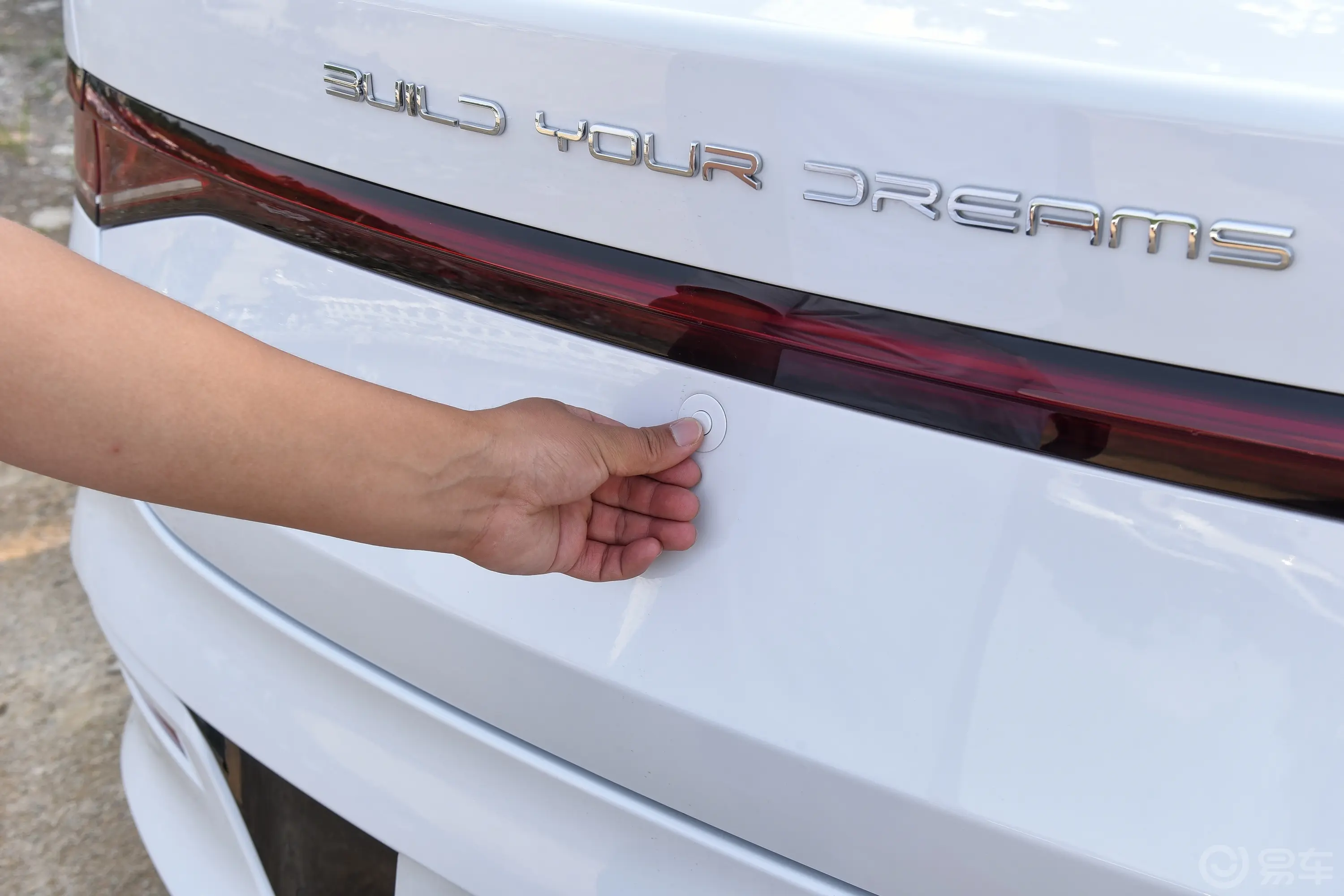 秦PLUS新能源EV 冠军版 420km 领先型电动尾门按键（手动扶手）