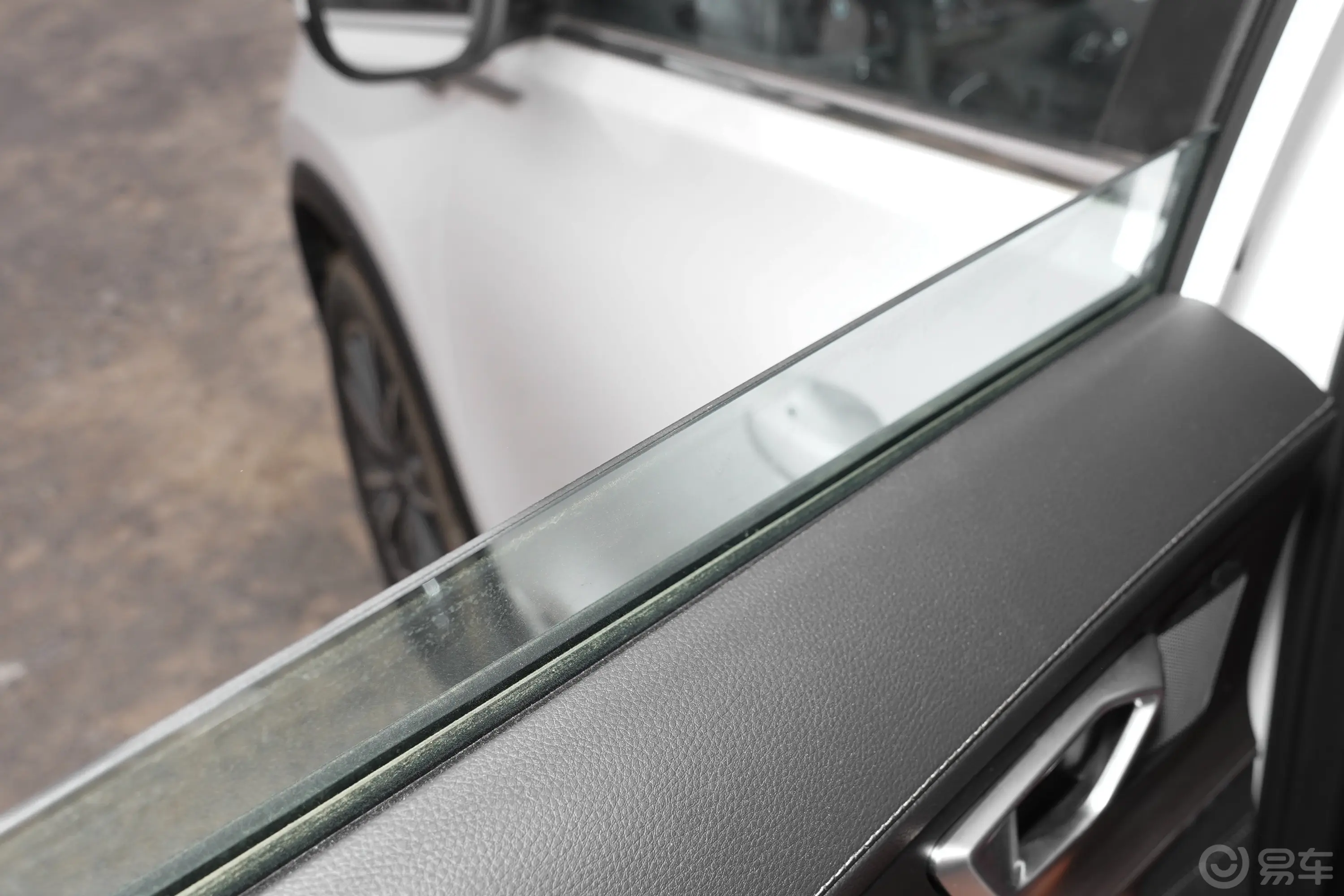 瑞虎8 PLUS改款 290TGDI 双离合两驱豪享版后排玻璃材质特写