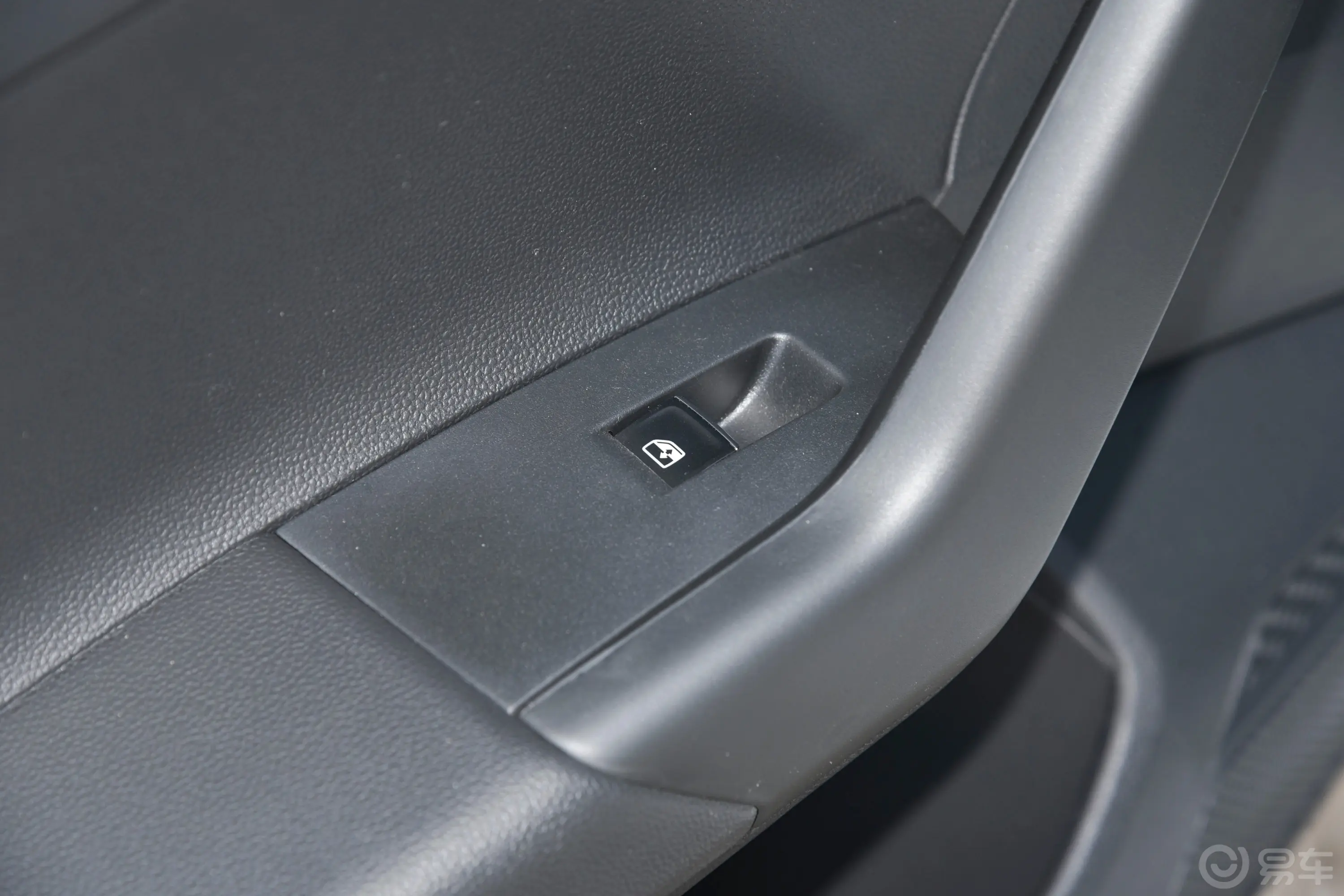 Polo改款 Plus 1.5L 自动潮酷智尊版后车窗调节