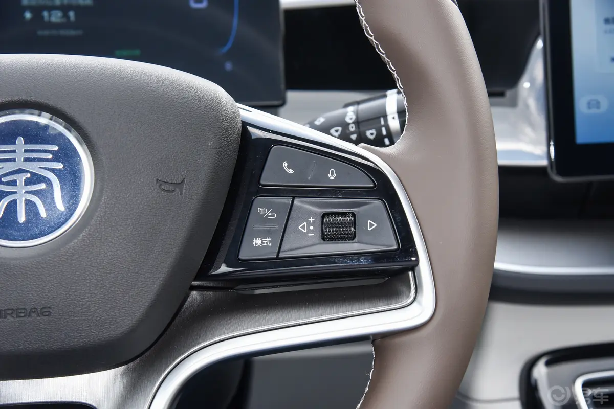 秦PLUS新能源EV 冠军版 420km 领先型右侧方向盘功能按键