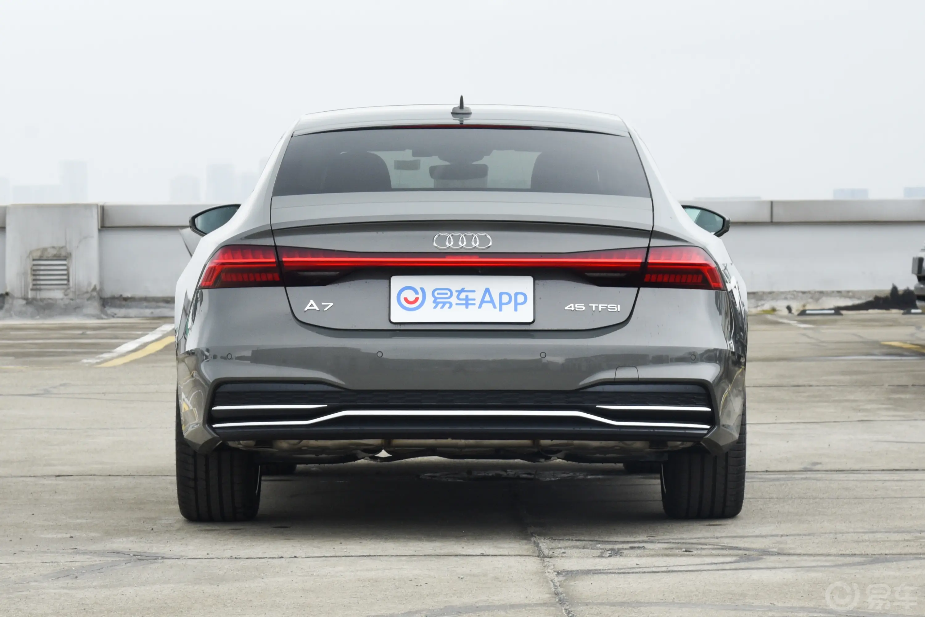 奥迪A745 TFSI 臻选型正后水平