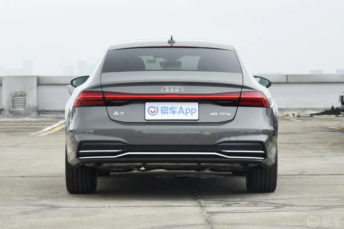 奥迪A745 TFSI 臻选型正后水平