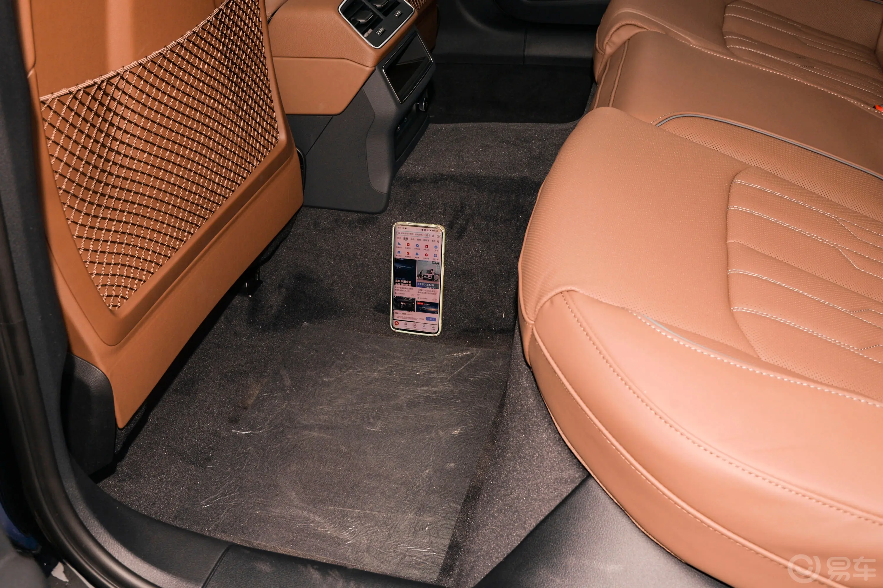 奥迪A6L改款 55 TFSI quattro 尊享致雅型后排地板中间位置