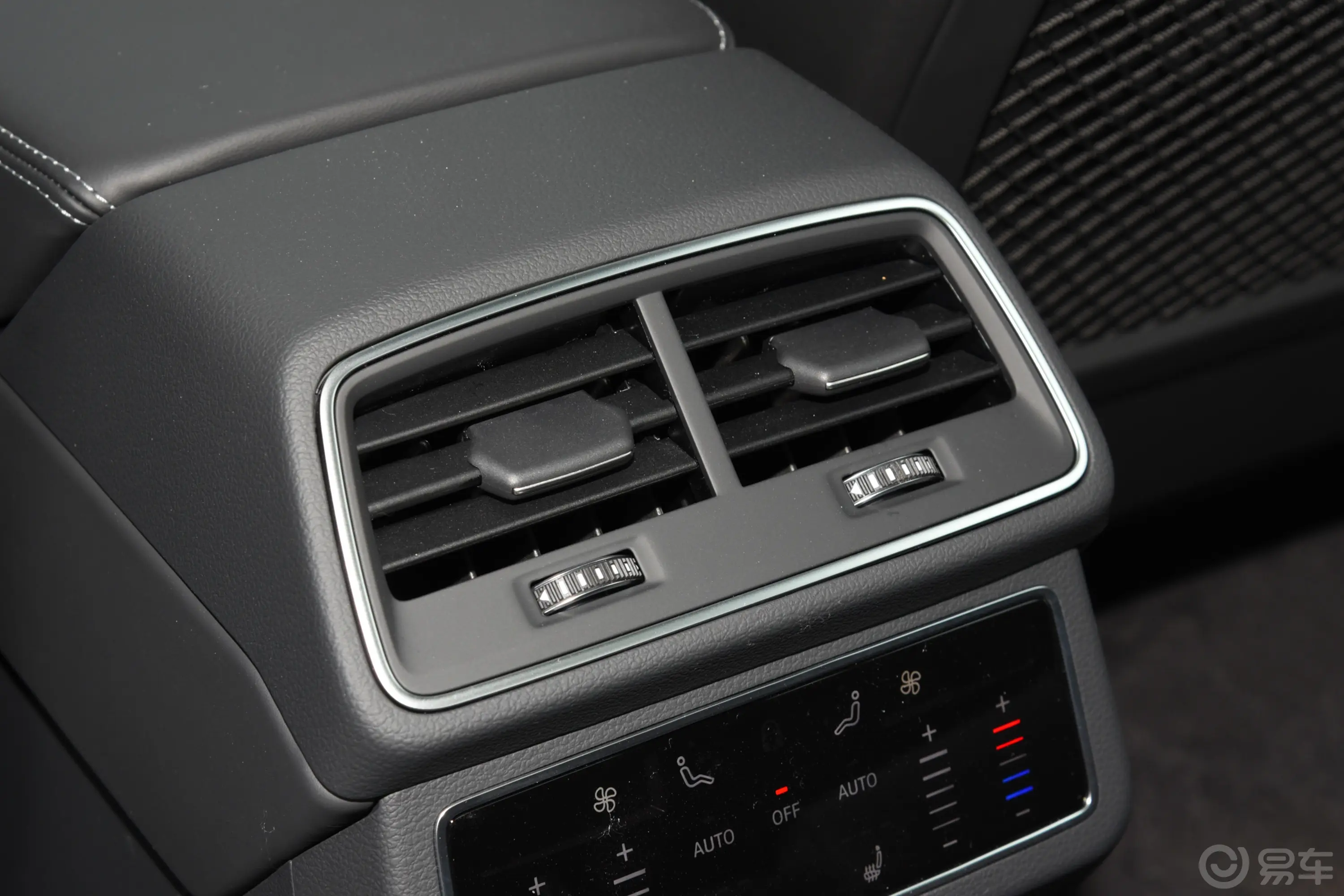 奥迪A6L改款 55 TFSI quattro 尊享动感型后排空调控制键