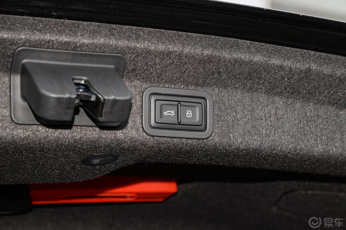 奥迪A6L改款 55 TFSI quattro 尊享致雅型电动尾门按键（手动扶手）