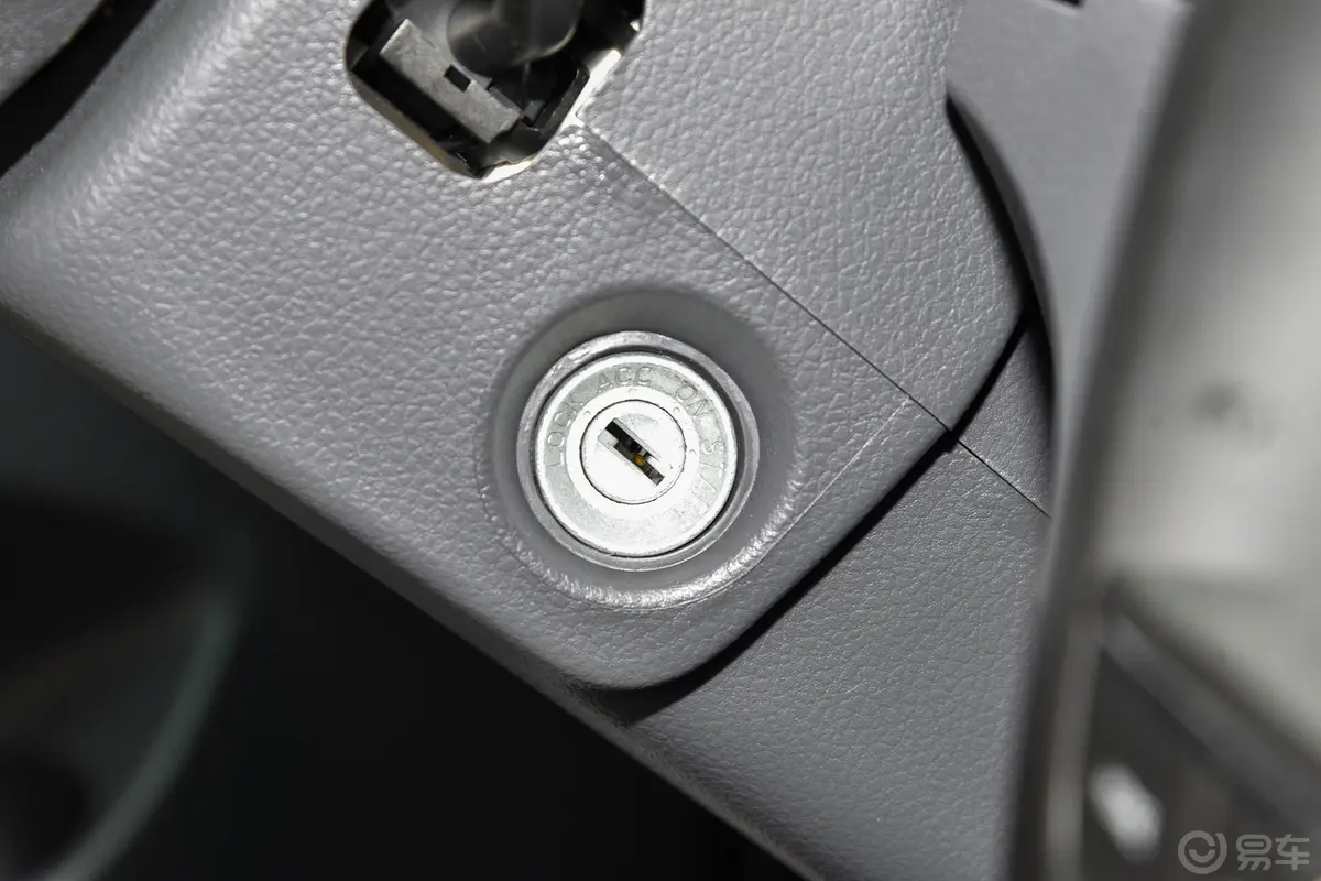 金杯小海狮X301.5L 客车商务型无空调版 5/6/7座钥匙孔或一键启动按键