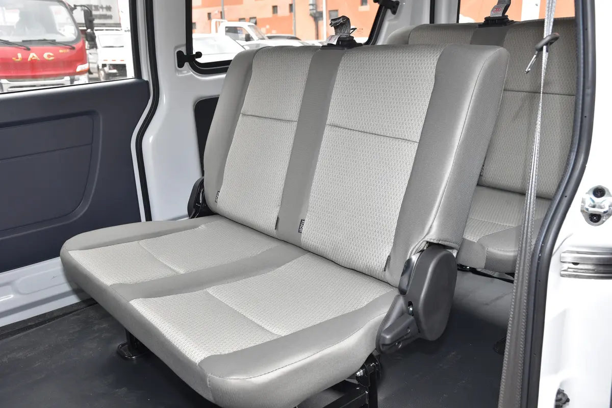 金杯小海狮X301.5L 客车商务型无空调版 5/6/7座后排空间