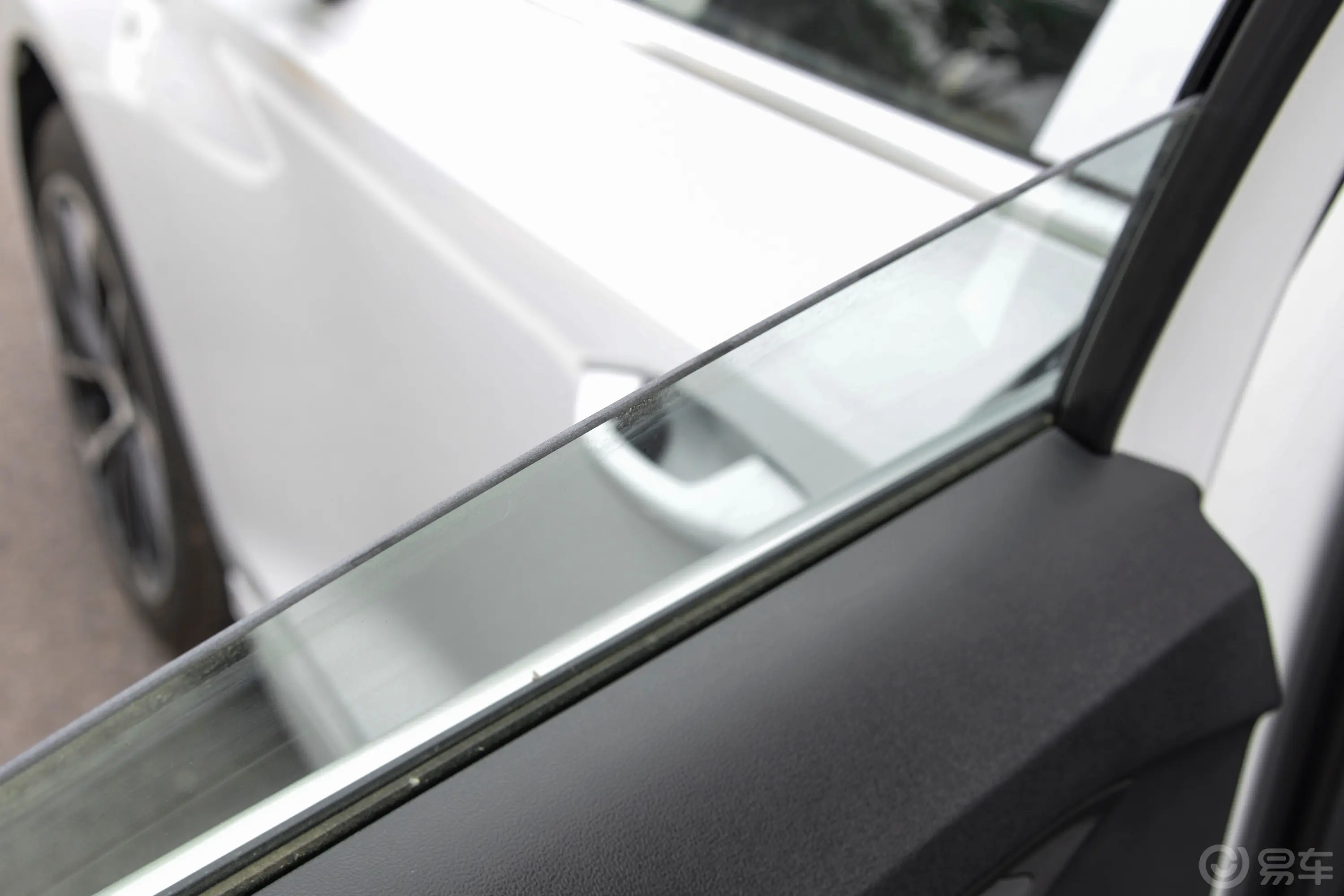 奥迪A3改款 A3L Limousine 35 TFSI 进取运动型后排玻璃材质特写