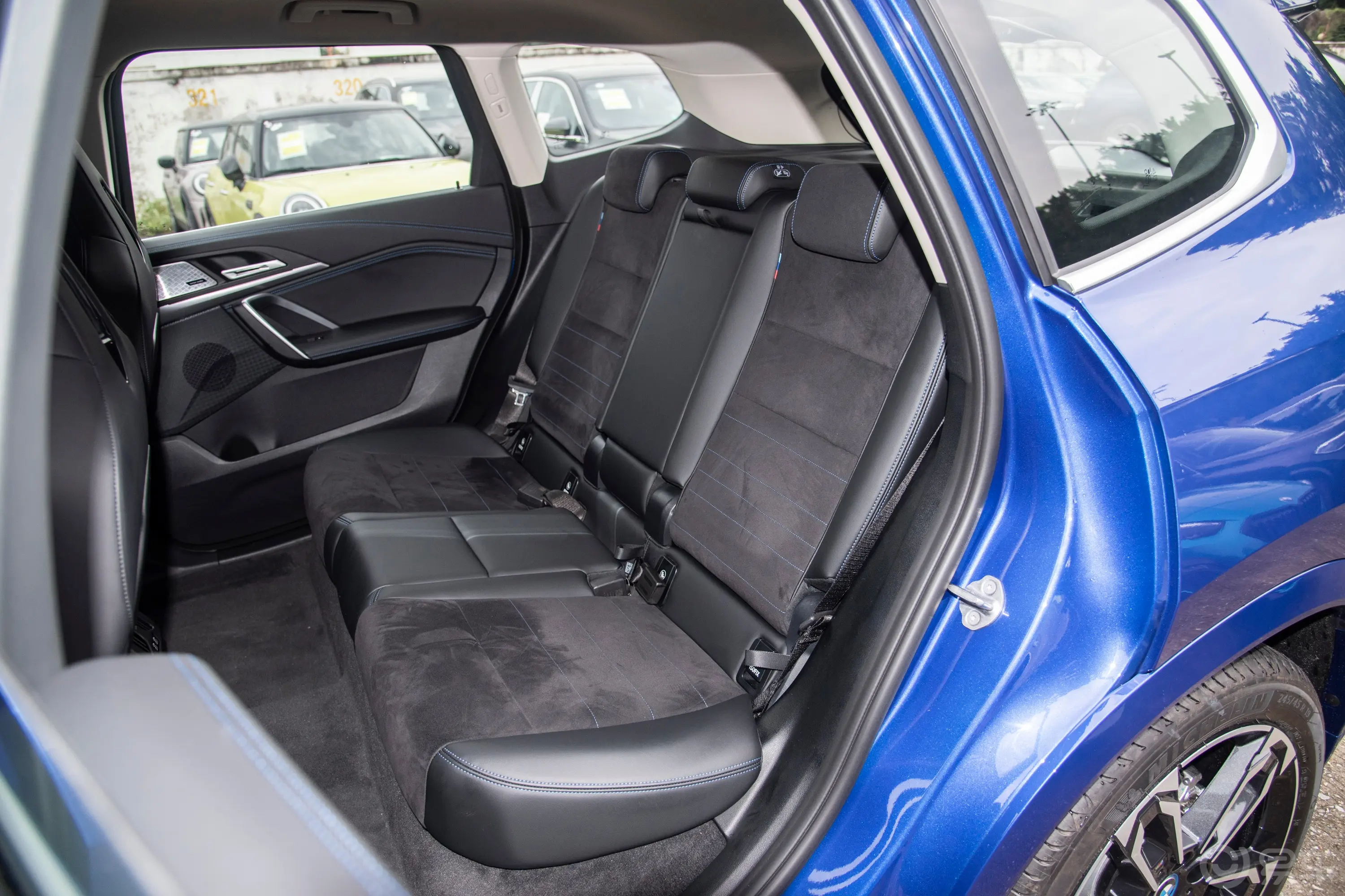 宝马iX1xDrive30L M运动套装后排座椅
