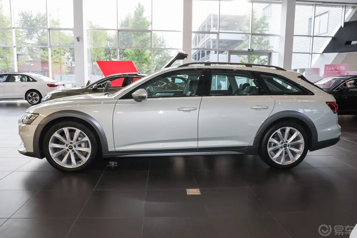 奥迪A6Allroad 55 TFSI quattro 大探险家版正侧车头向左水平