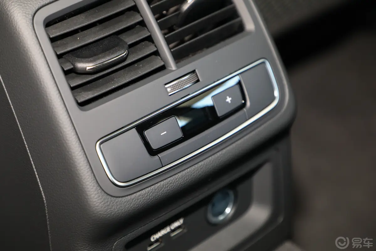 奥迪A4(进口)Avant 40 TFSI 时尚动感型后排空调控制键