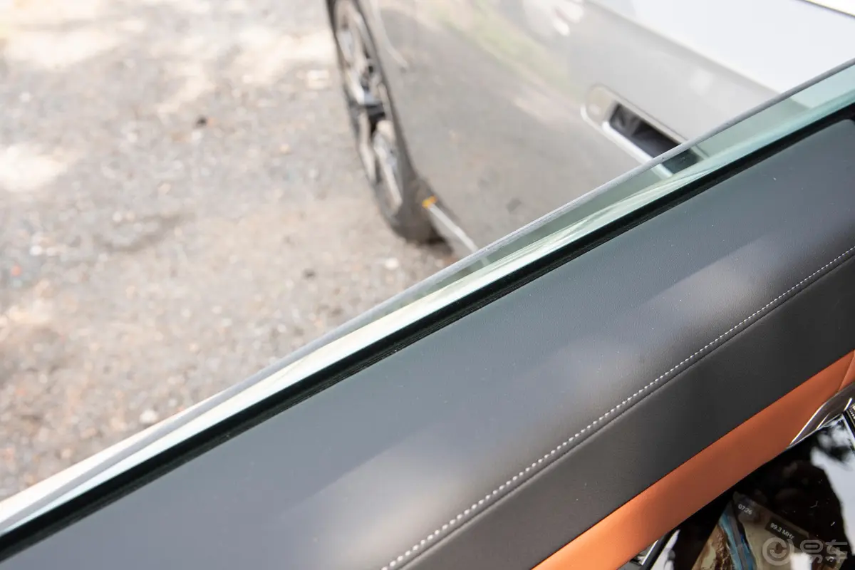 宝马i7eDrive50L 尊享型 豪华套装后排玻璃材质特写