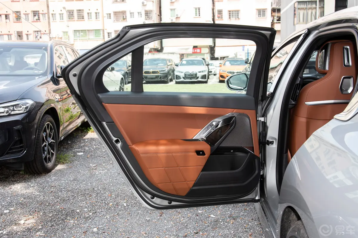 宝马i7eDrive50L 尊享型 豪华套装驾驶员侧后车门