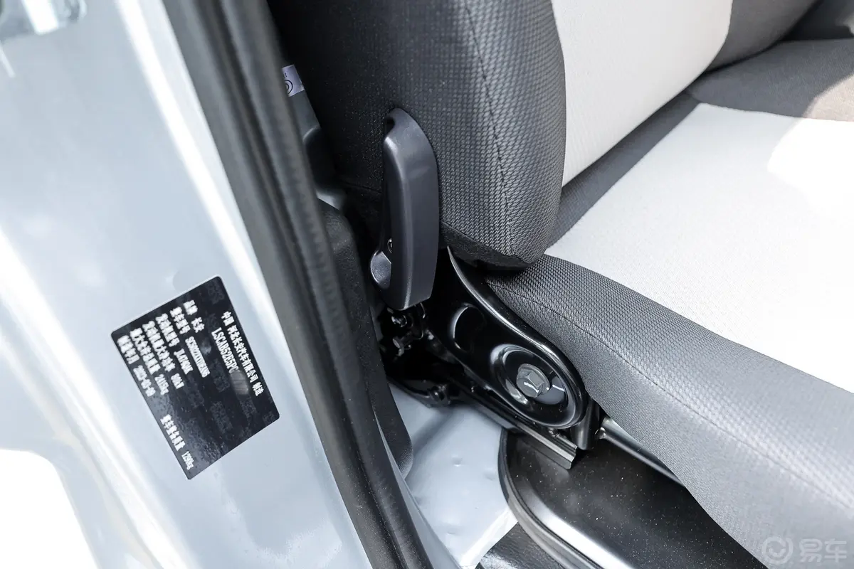长安星卡1.5L 单排3.06米复合板厢货标准型副驾座椅调节