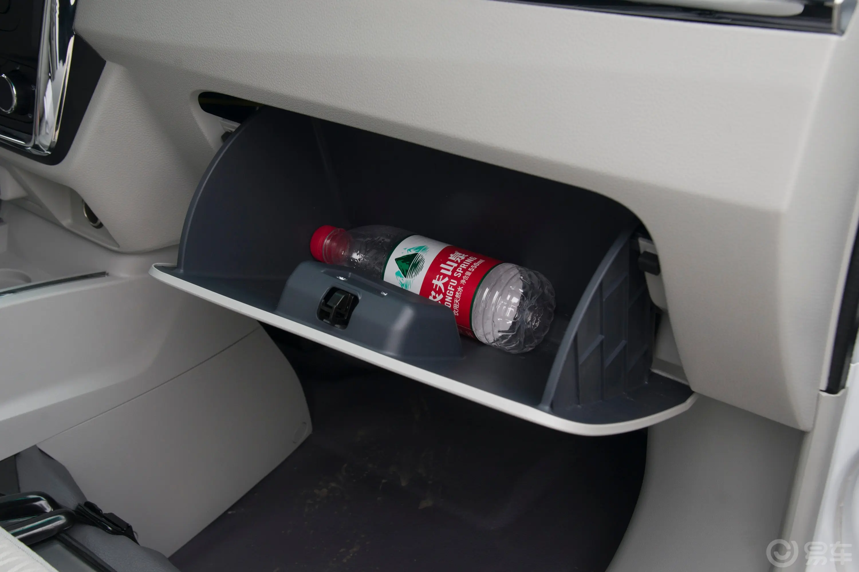 金杯新海狮X30L1.5L 厢货空调版 2/5座 CNG(70L)手套箱空间水瓶横置