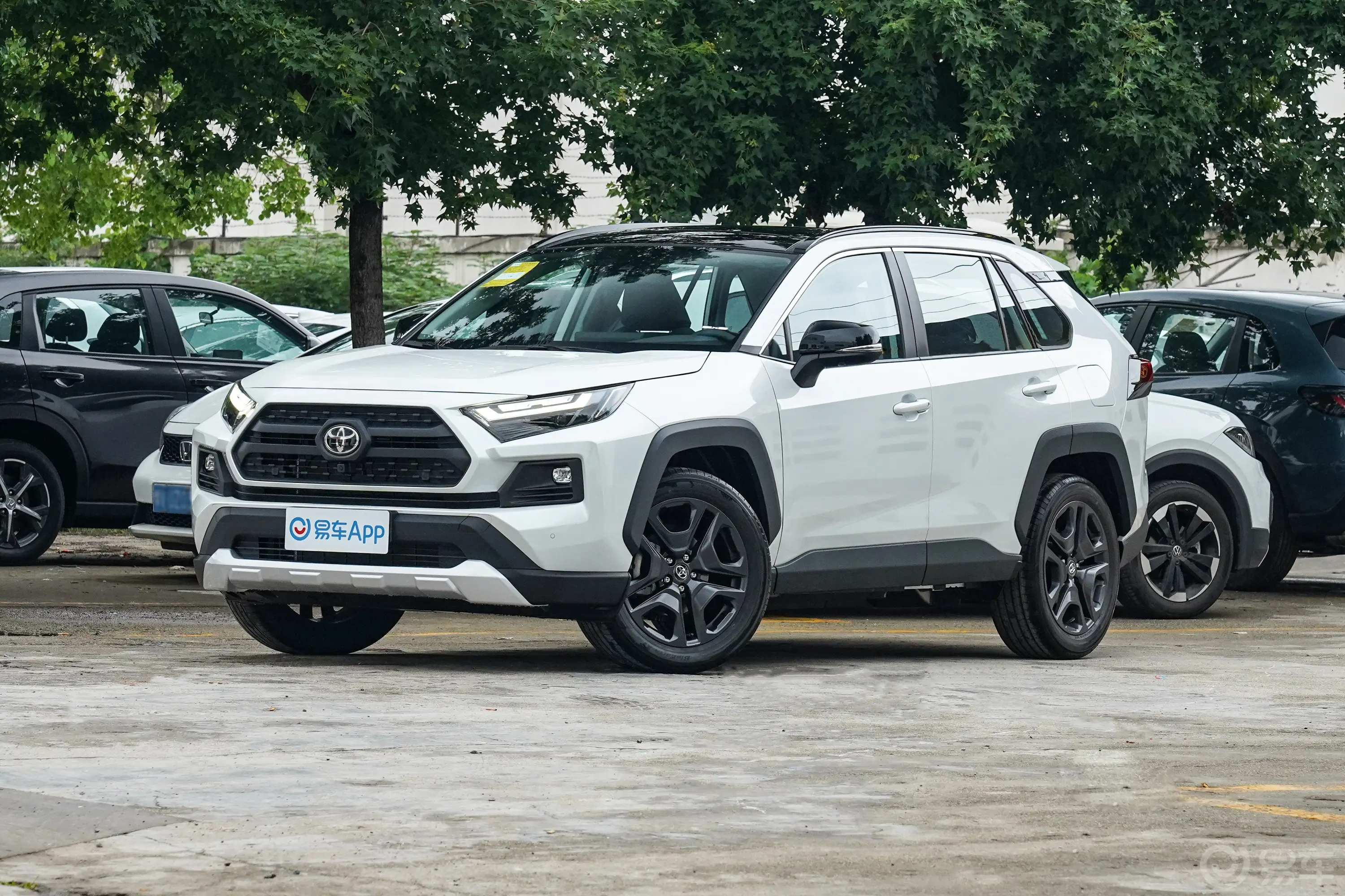 RAV4荣放2.0L 四驱探险旗舰版侧前45度车头向左水平