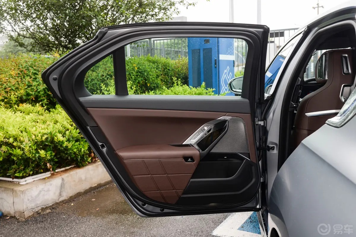 宝马i7eDrive50L 尊享型 M运动套装驾驶员侧后车门