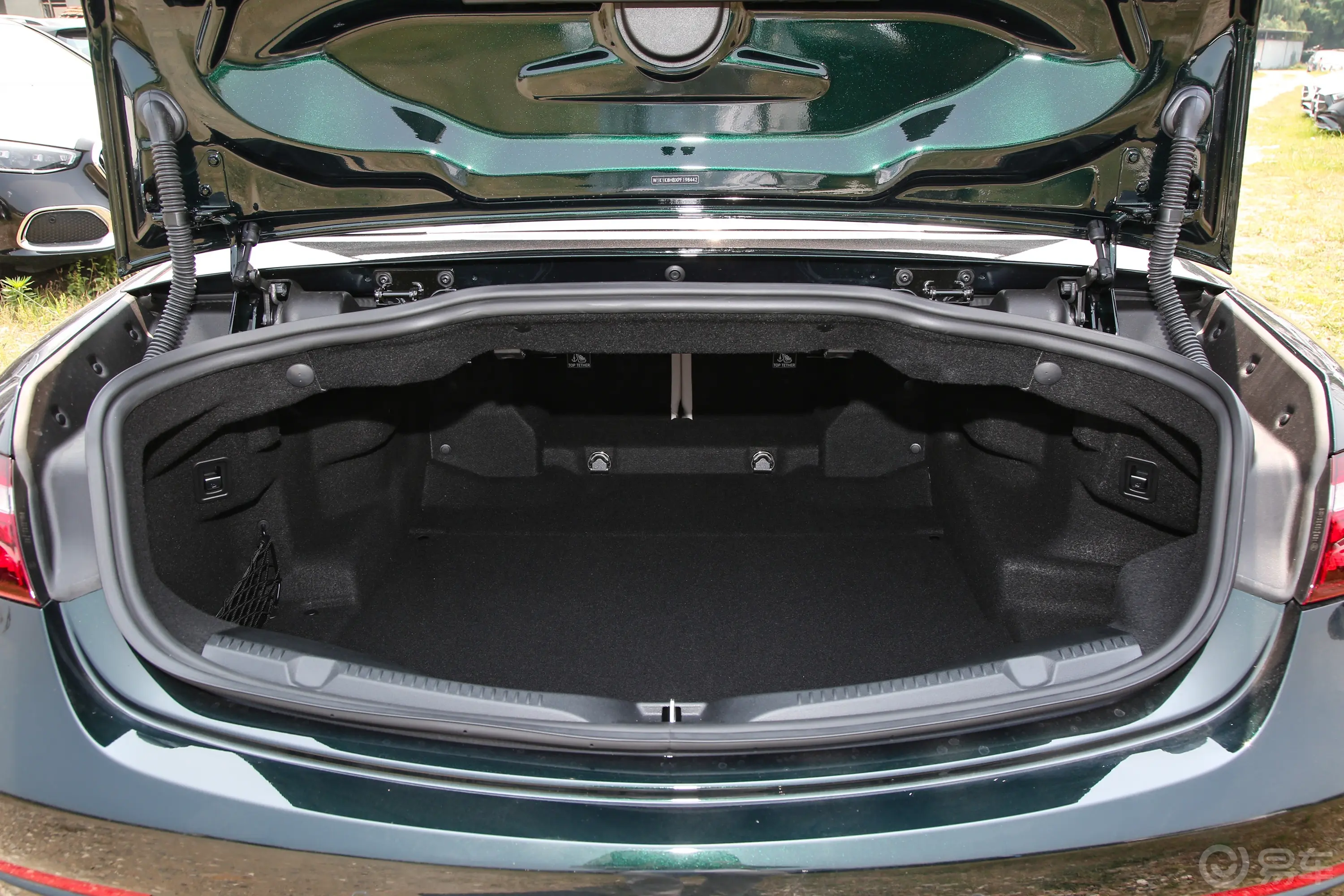 奔驰E级(进口)改款 E 260 4MATIC 敞篷轿跑车后备厢空间特写