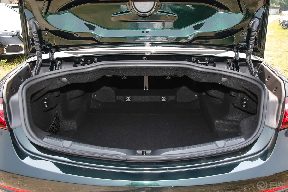 奔驰E级(进口)改款 E 260 4MATIC 敞篷轿跑车后备厢空间特写