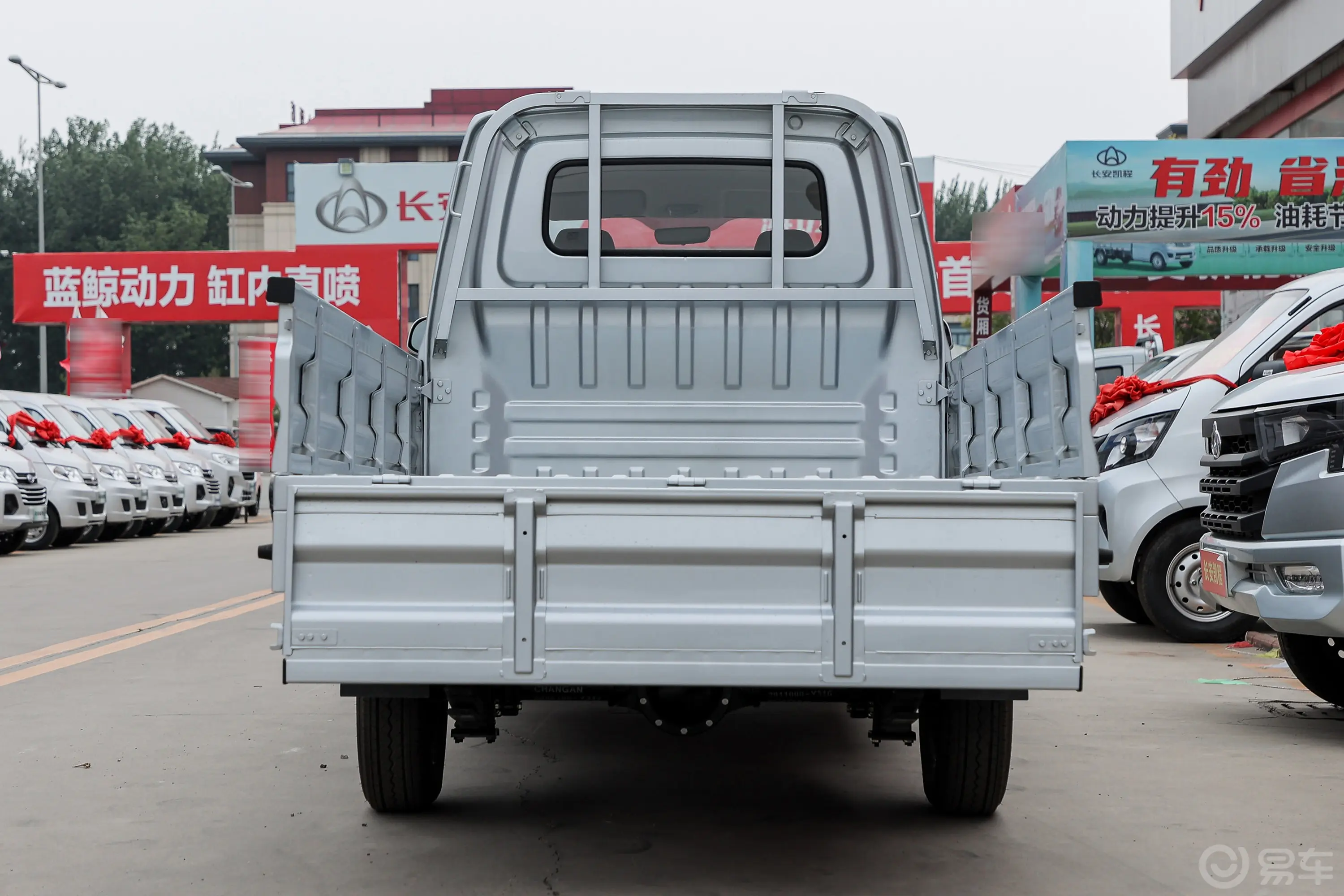 长安星卡1.5L 双排2.55米载货汽车豪华型后备厢