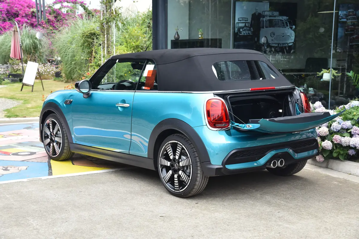 MINI CABRIO2.0T COOPER S CABRIO 海岸线纪念版后备厢开启45度侧拍