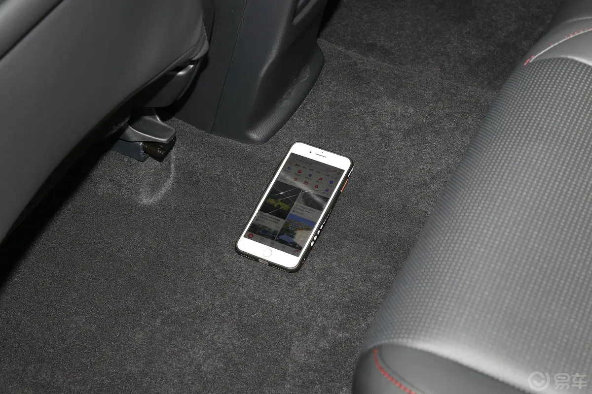 本田CR-V混动 2.0L 四驱智尊版后排地板中间位置