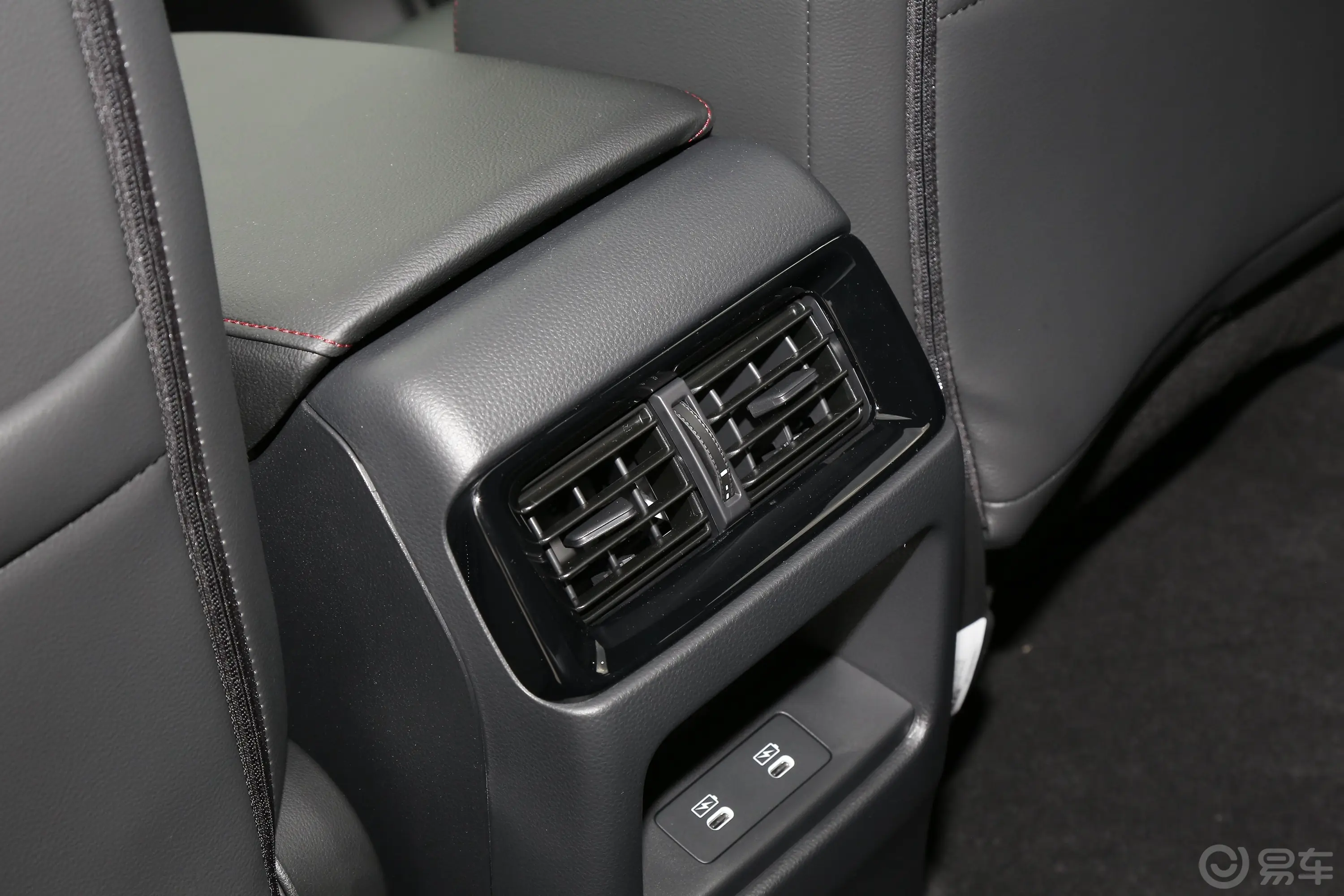 本田CR-V混动 2.0L 四驱智尊版后排空调控制键
