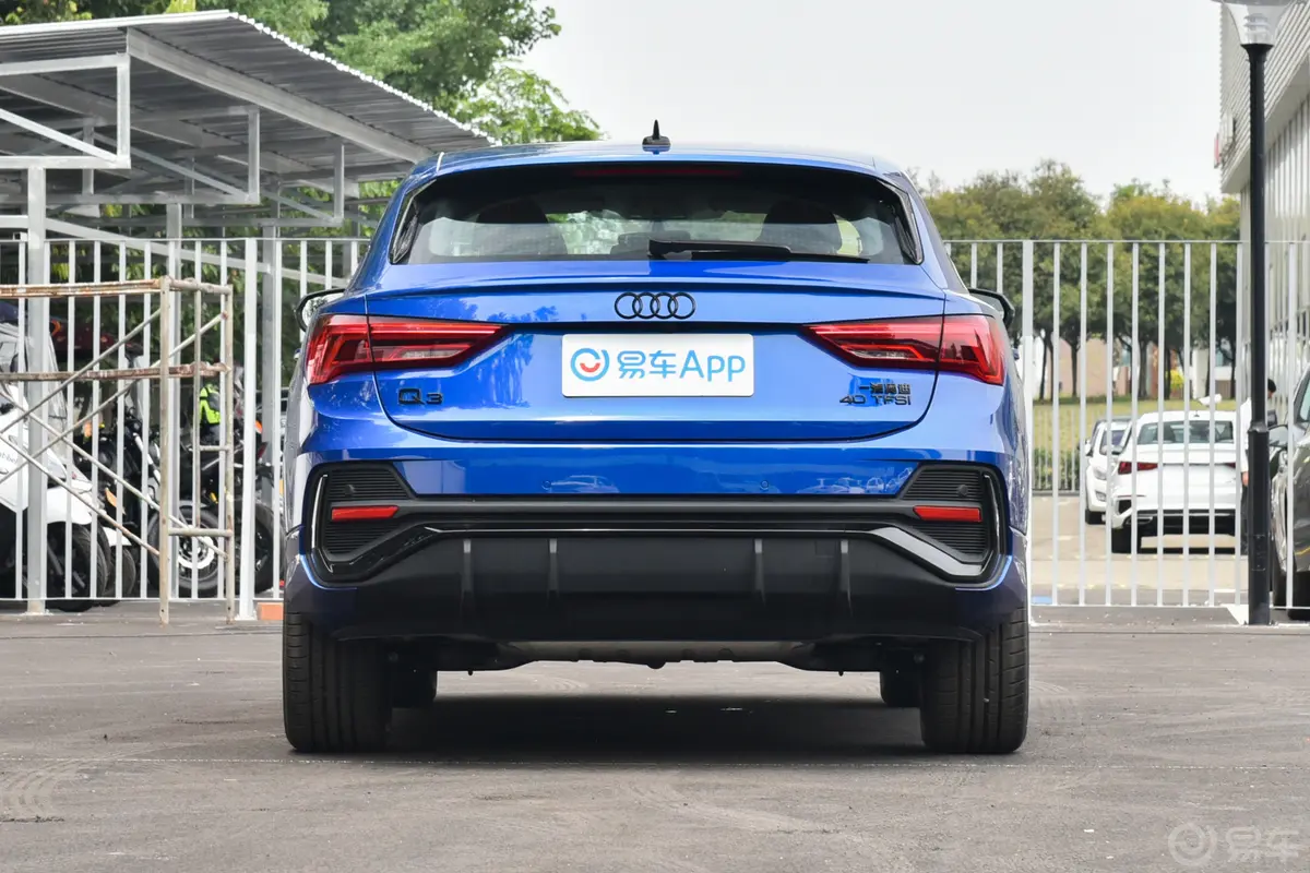 奥迪Q3 Sportback改款 40 TFSI 时尚型正后水平