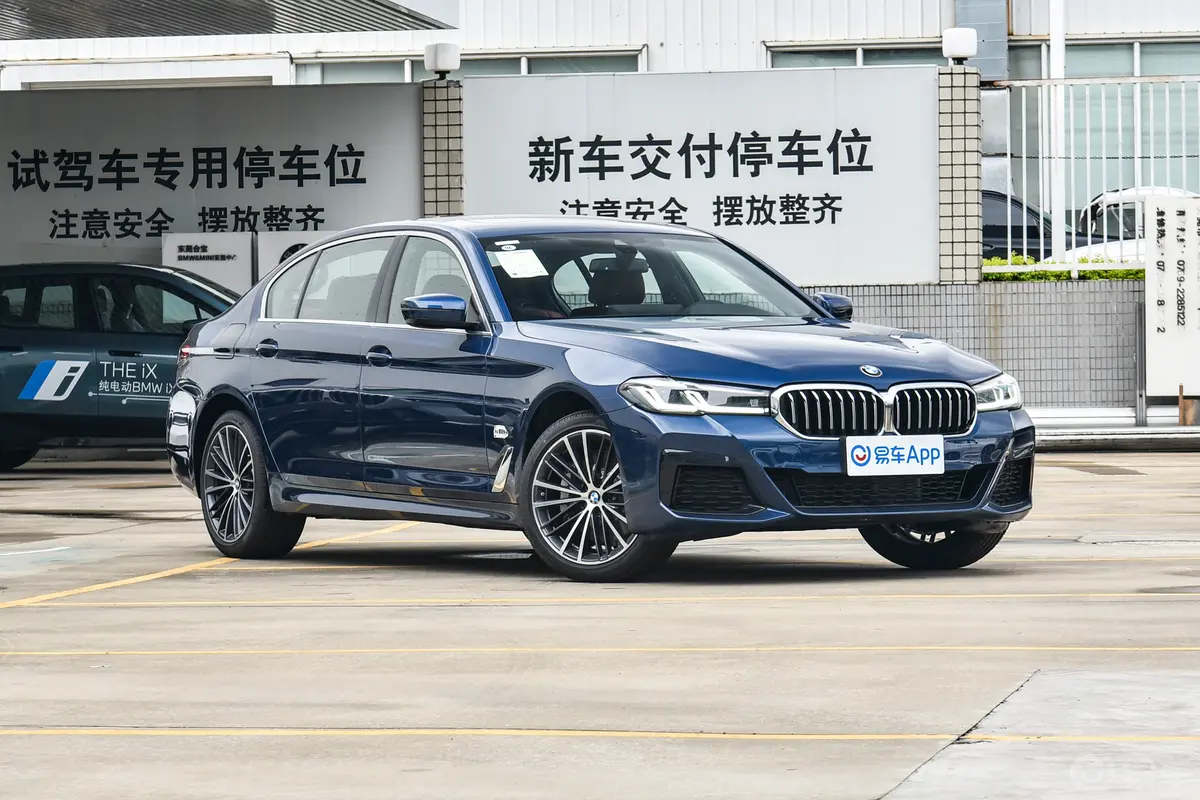 宝马5系530Li 领先型 M运动套装侧前45度车头向右水平