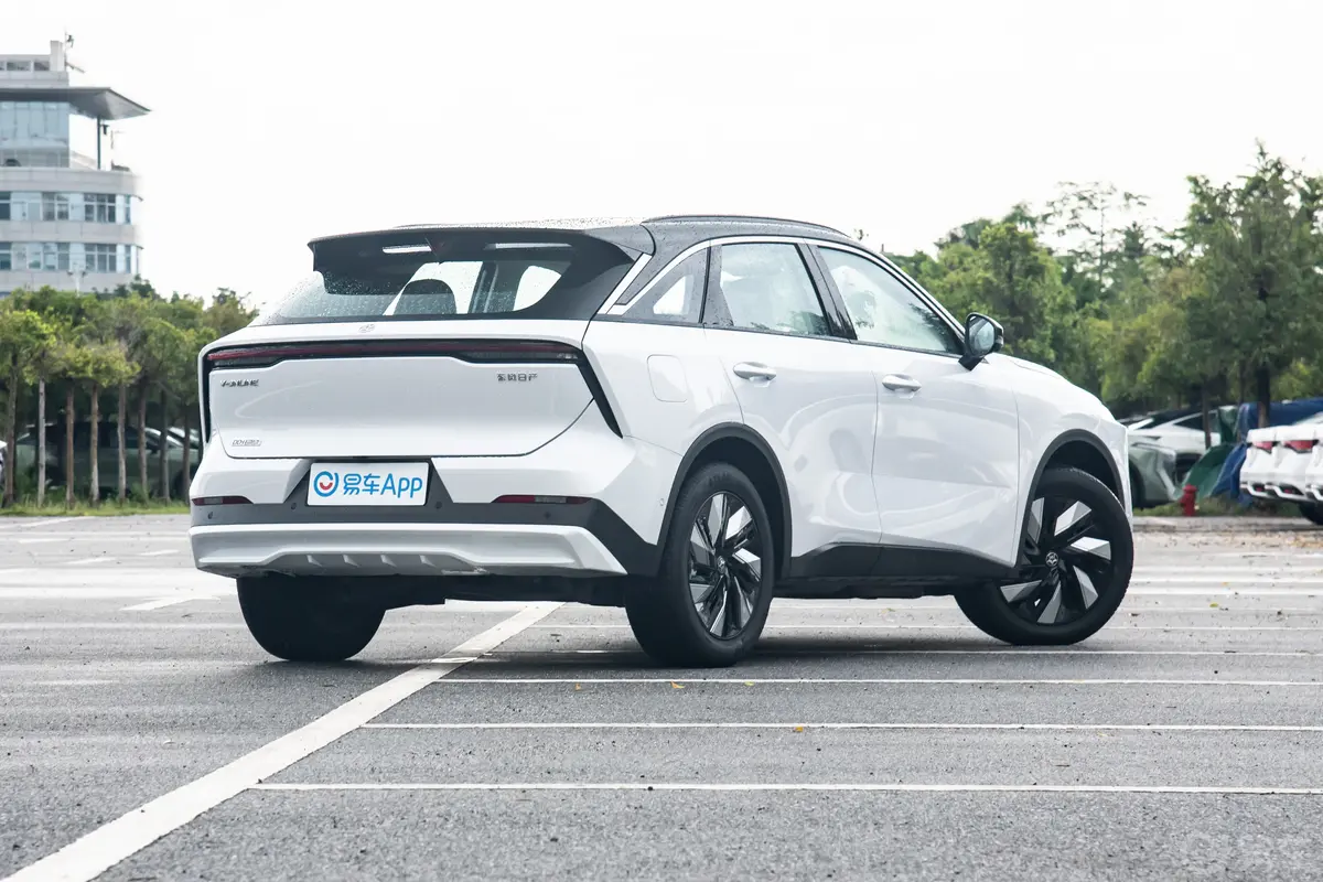 启辰大V DD-i超混动1.5T 110km iT版侧后45度车头向右水平