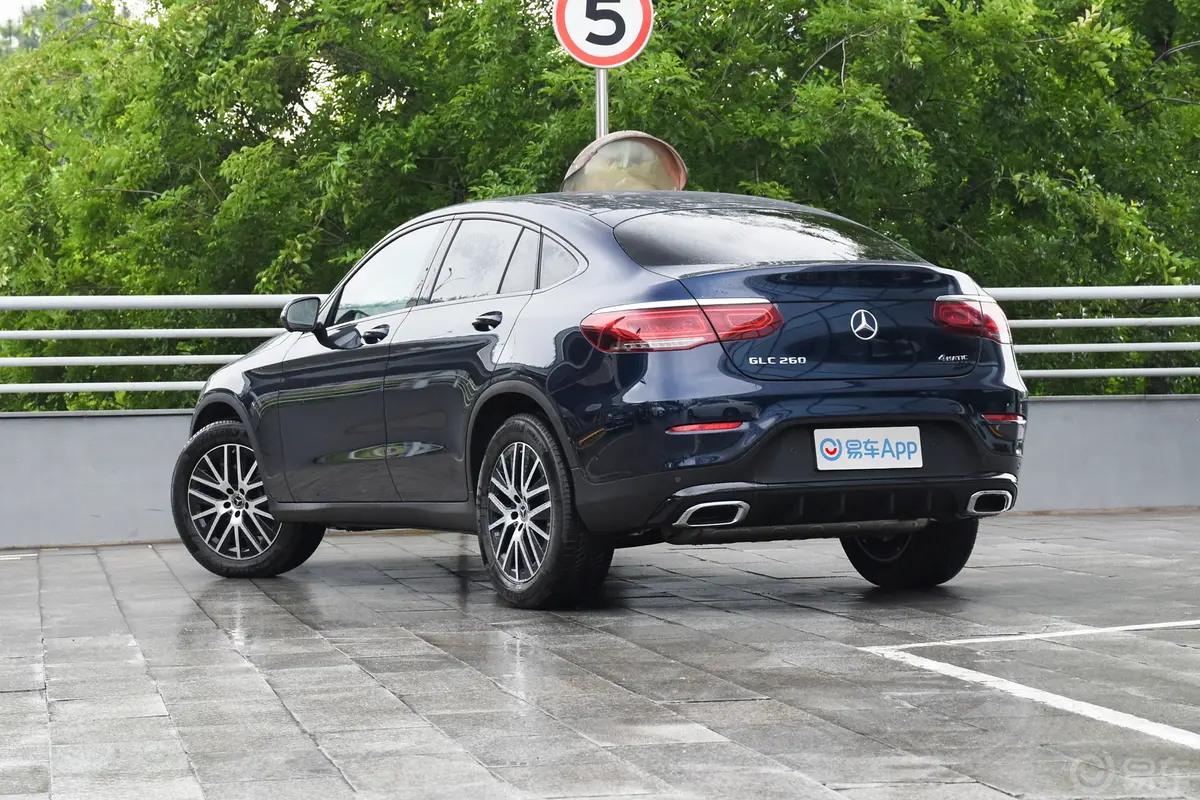 奔驰GLC轿跑改款 GLC 260 4MATIC 轿跑SUV侧后45度车头向左水平