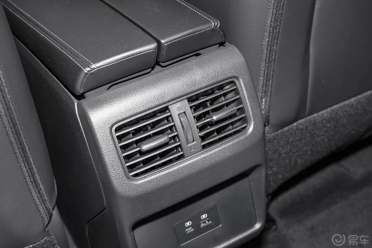 奇骏e-POWER 四驱豪华版 5座后排空调控制键