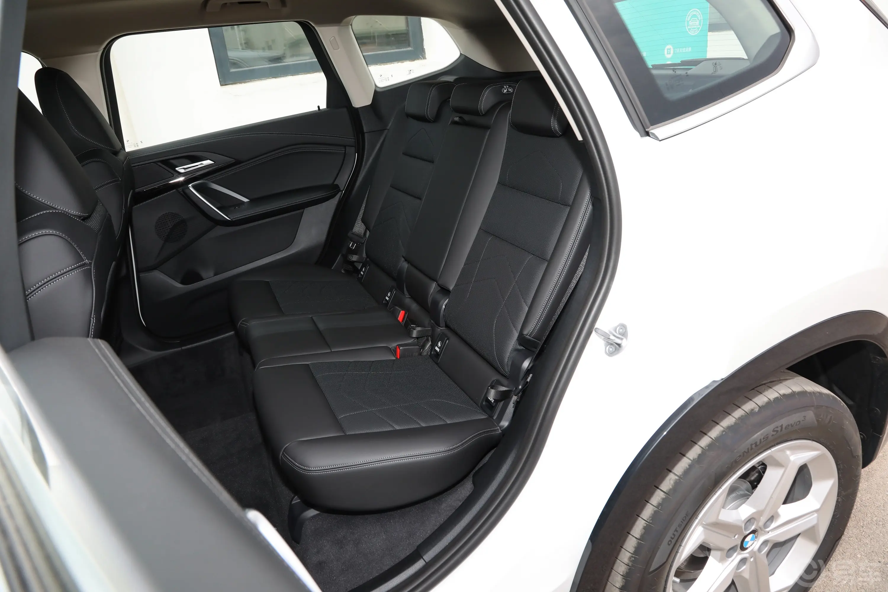 宝马X1sDrive20Li X设计套装后备厢开启45度侧拍