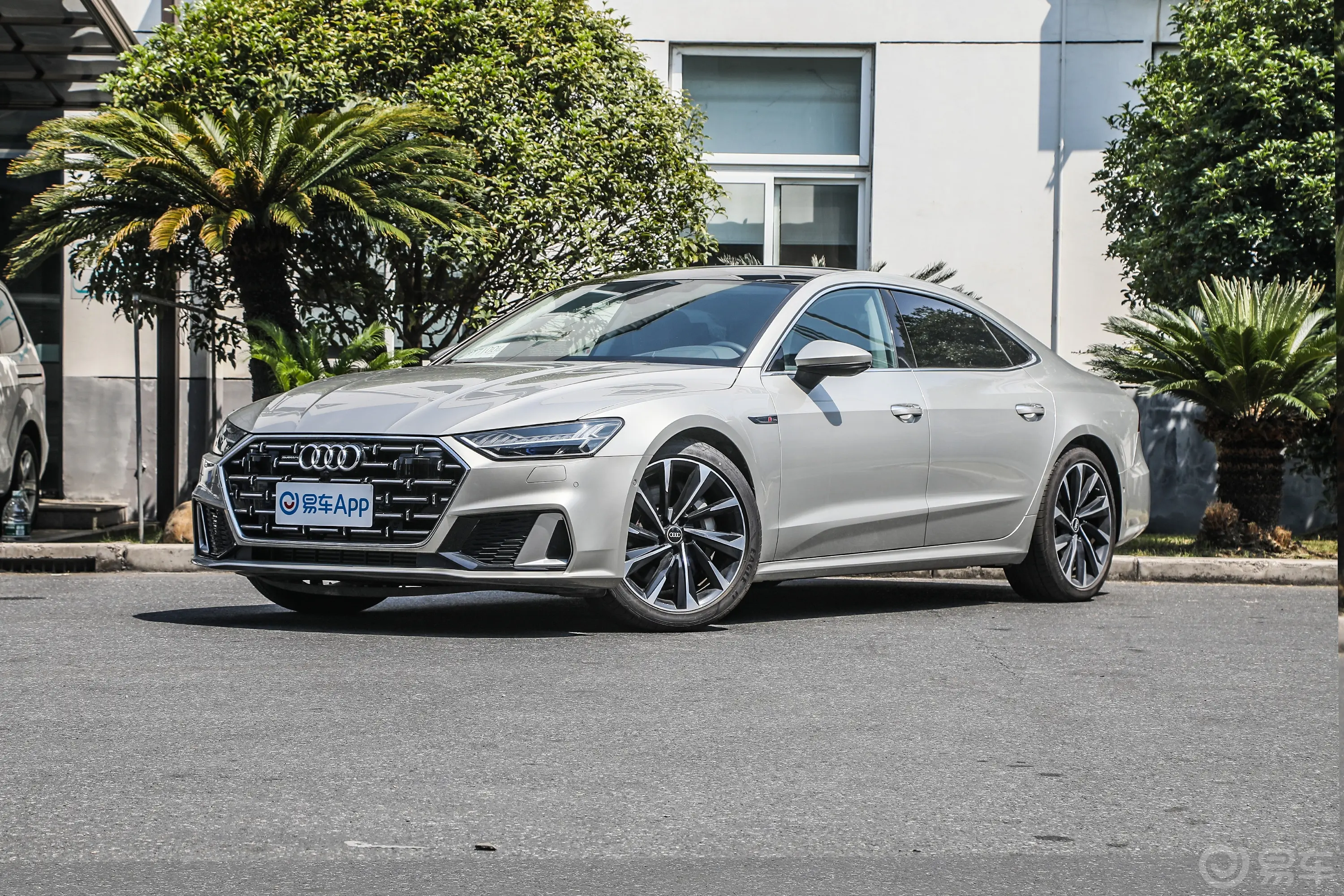 奥迪A7L55 TFSI quattro S-line 境远型 流晶套装侧前45度车头向左水平