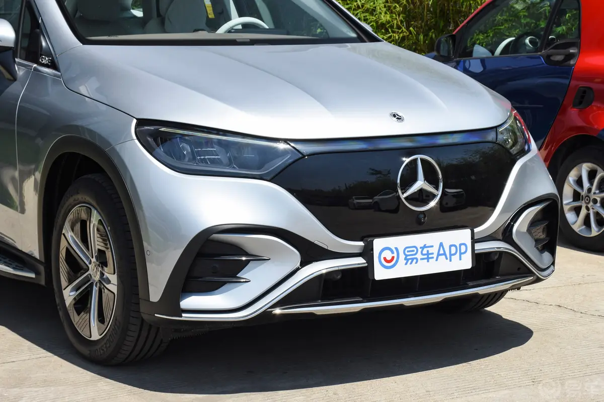 奔驰EQE SUV350 4MATIC 先锋版前格栅侧俯拍