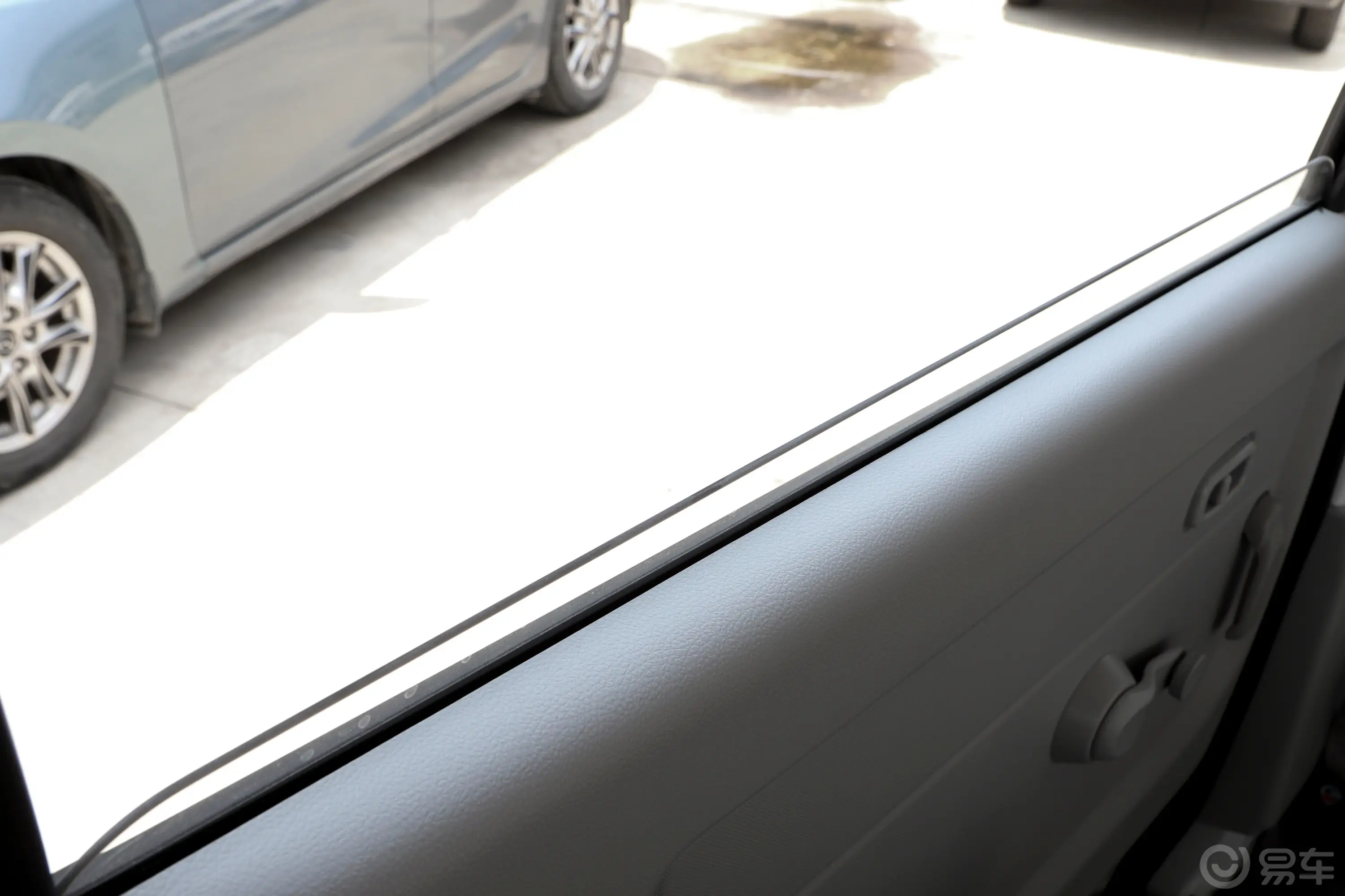 新海狮S1.5L 客车财富中央空调版 5/6/7座后排玻璃材质特写