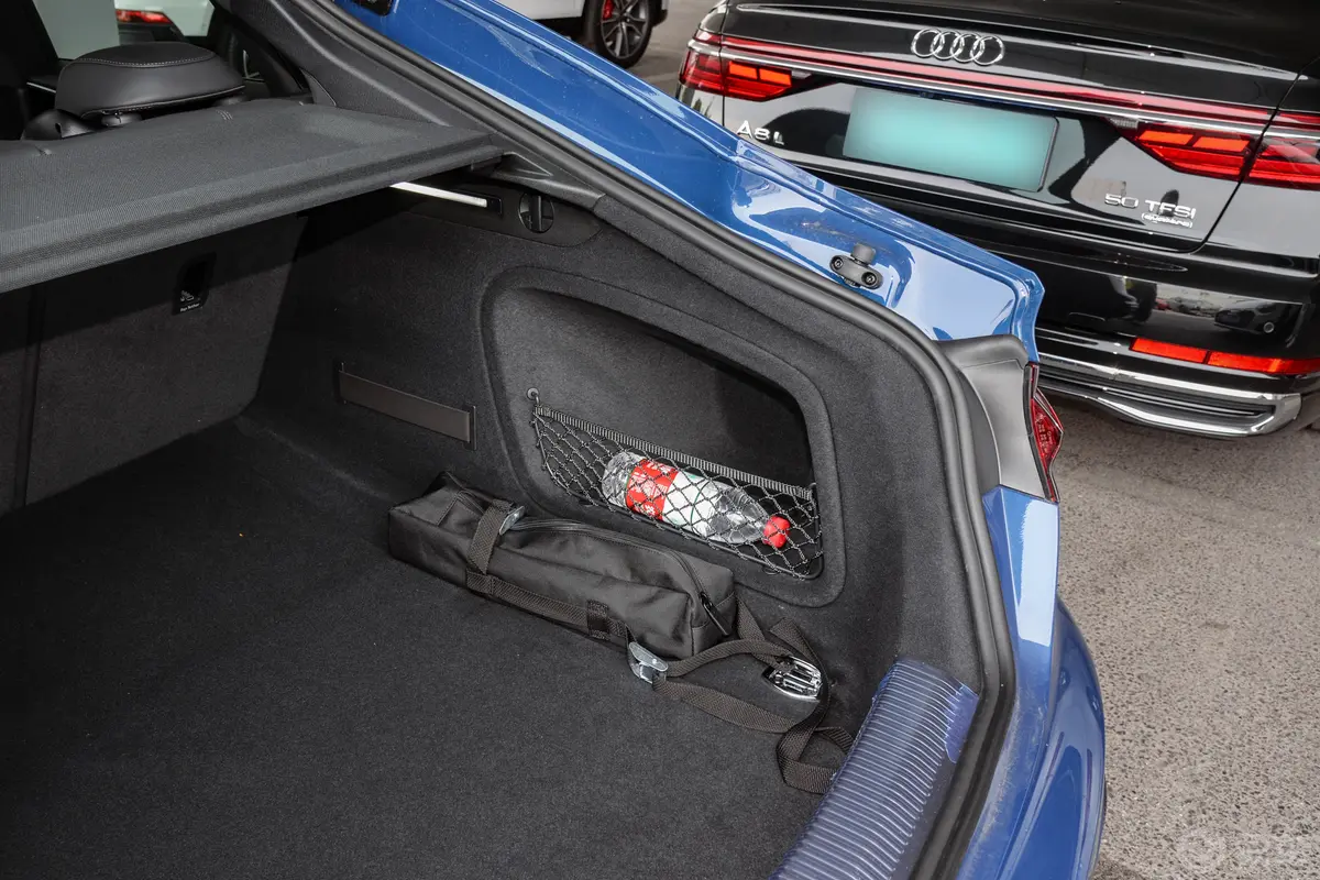 奥迪RS 52.9T Sportback 暗金版后备厢