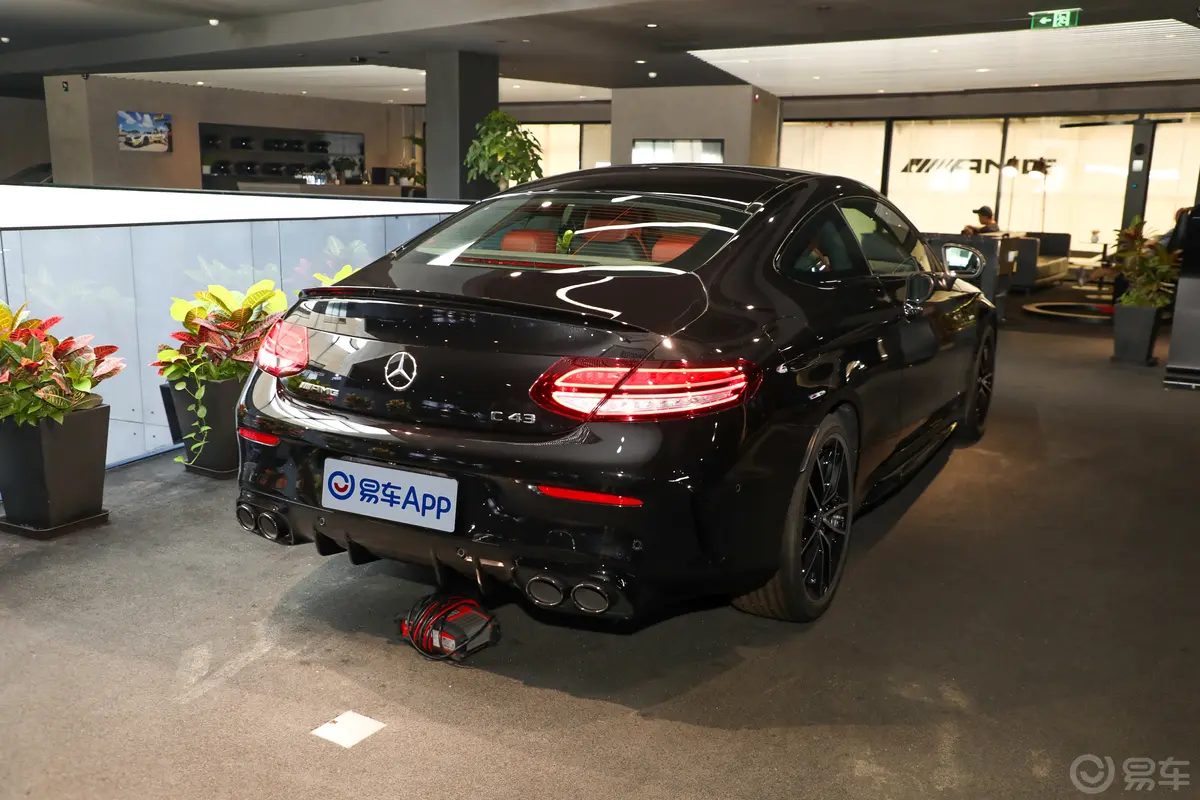 奔驰C级 AMGAMG C 43 4MATIC 轿跑车侧后45度车头向右水平