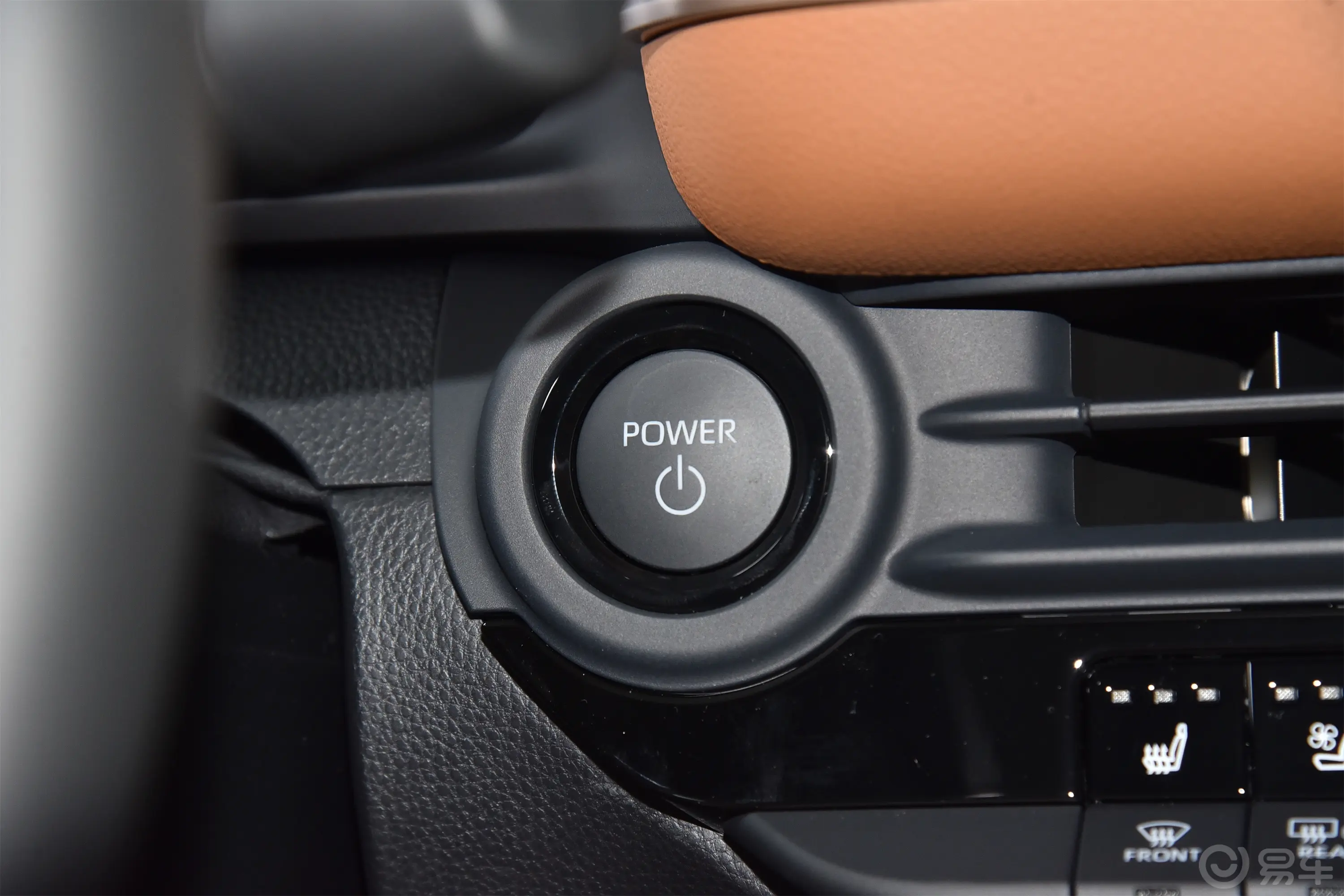 皇冠SportCross双擎 2.4T 四驱至尊版钥匙孔或一键启动按键