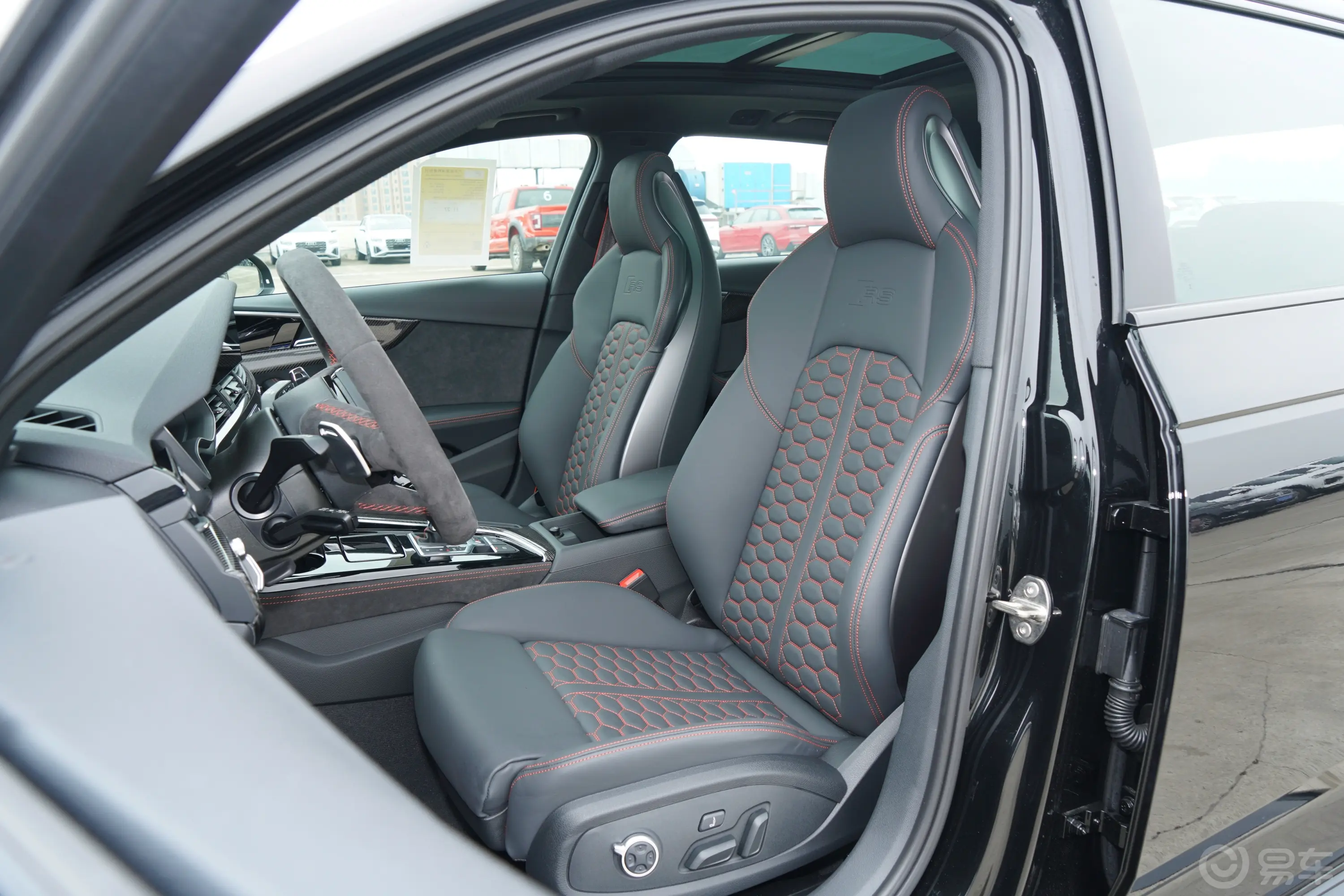 奥迪RS 42.9T Avant 黑曜版驾驶员座椅