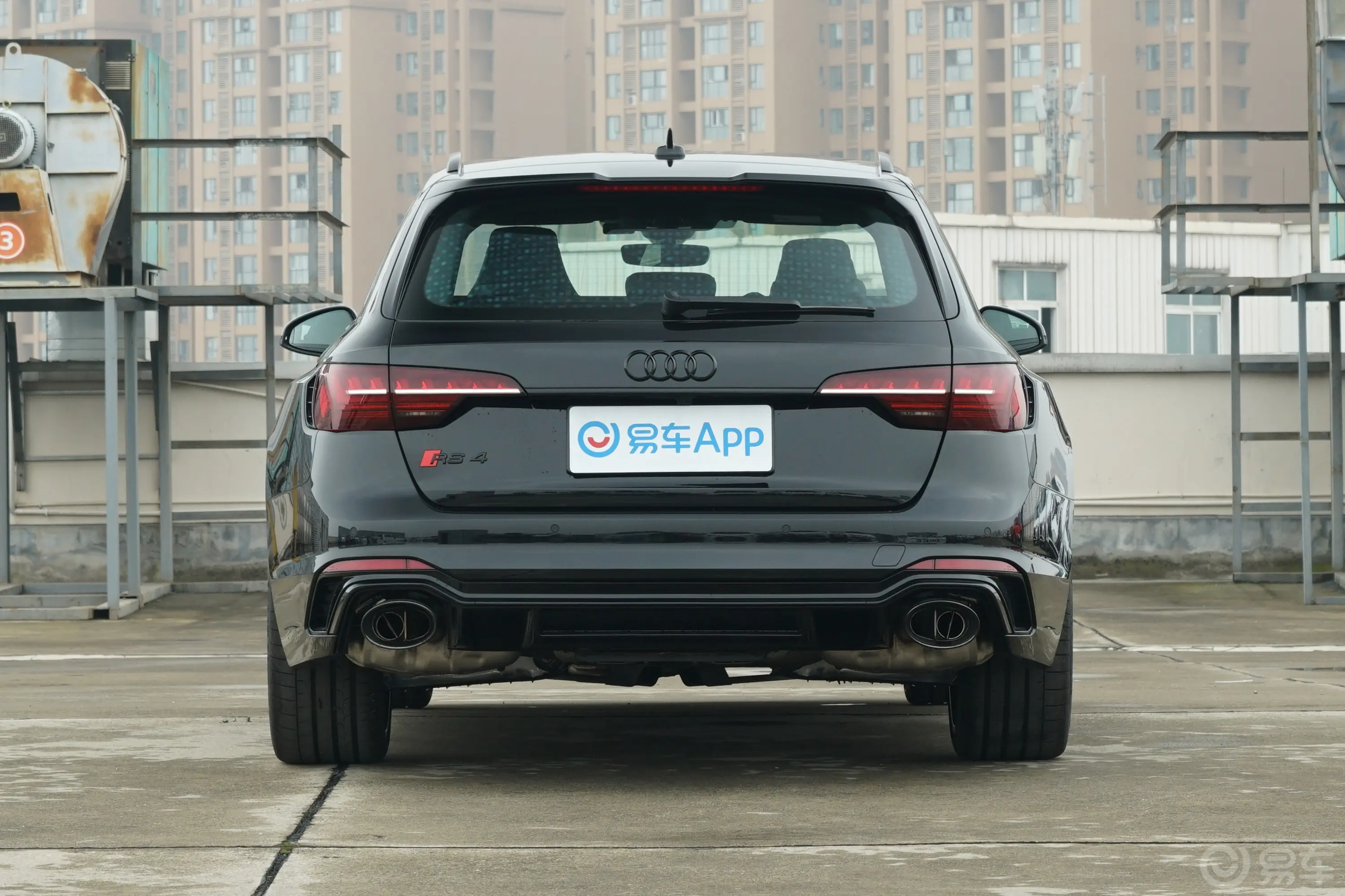 奥迪RS 42.9T Avant 黑曜版正后水平