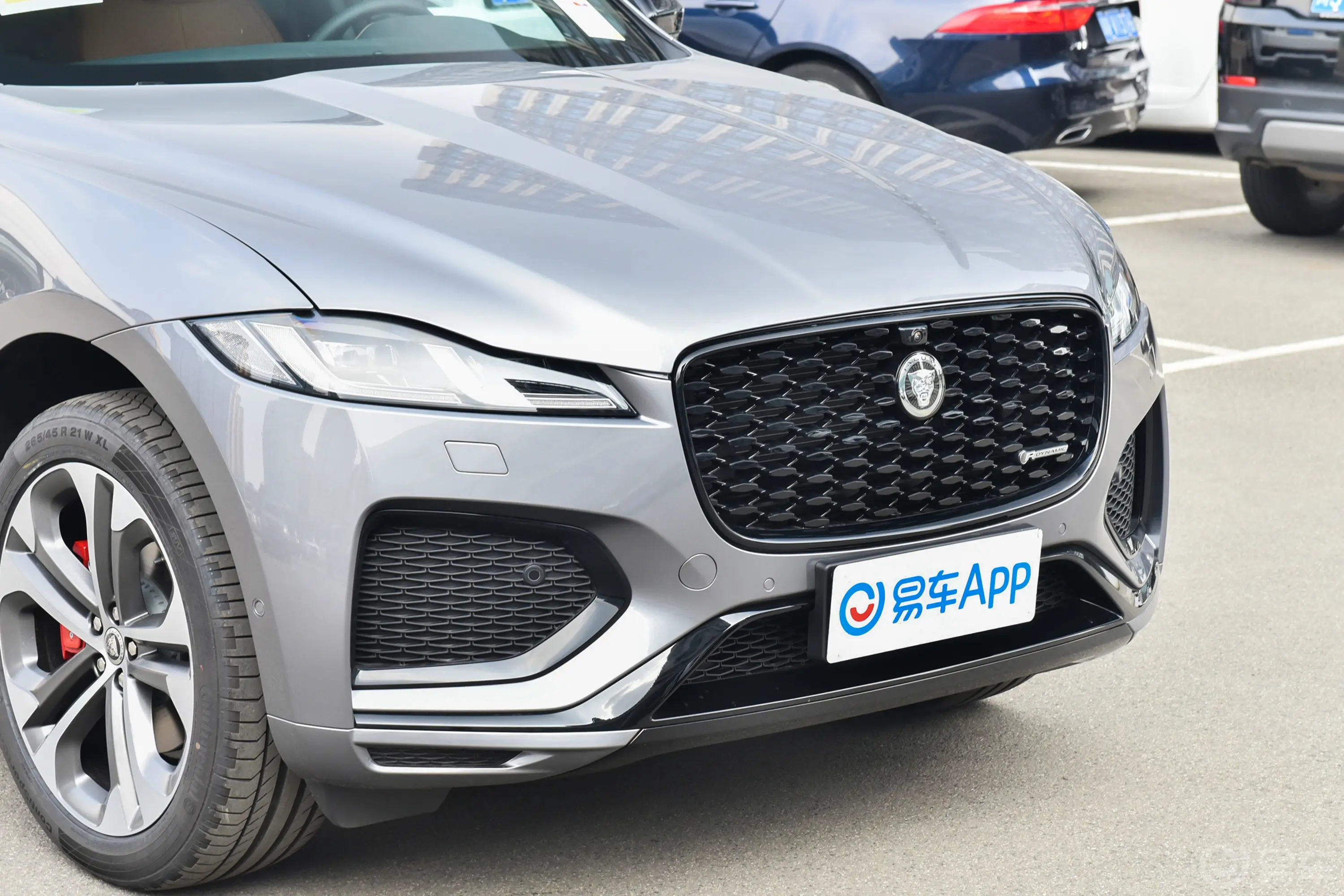 捷豹F-PACE250PS R-DYNAMIC HSE前格栅侧俯拍