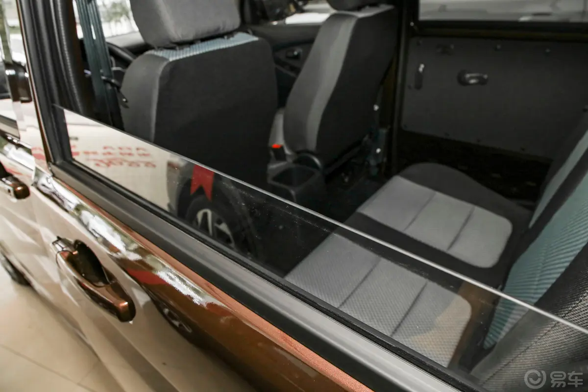 欧诺S欧诺S 1.5L 客车尊享版(双蒸空调)后排玻璃材质特写