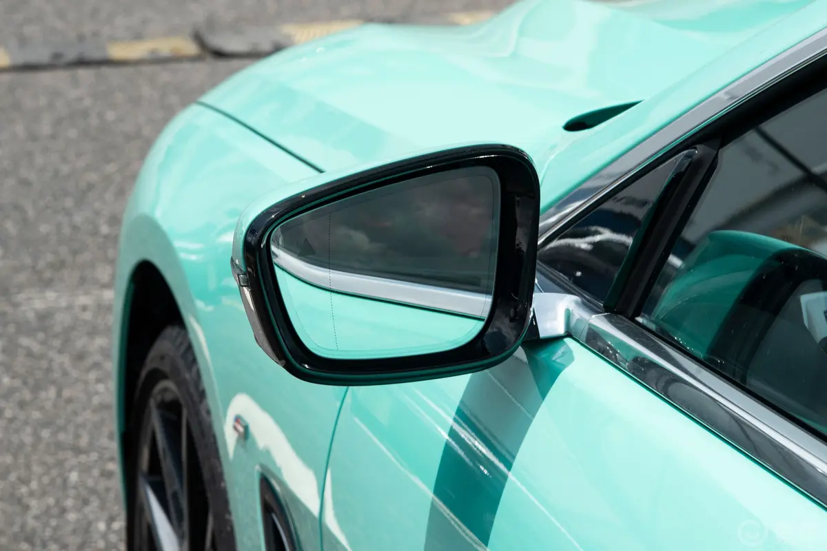 宝马8系四门轿跑车 840i xDrive M运动套装后视镜镜面