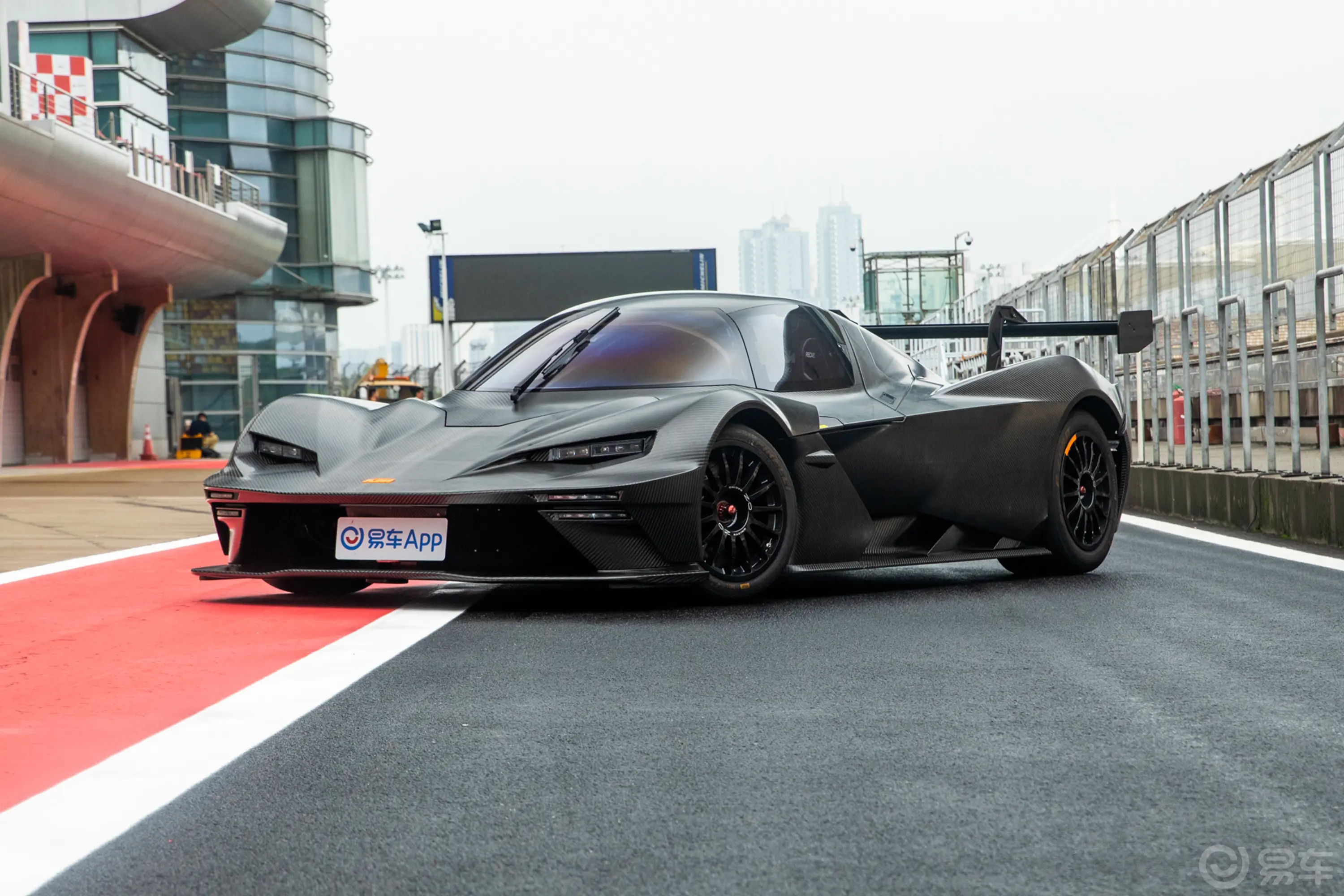 X-BOW GT2.5T GTX侧前45度车头向左水平