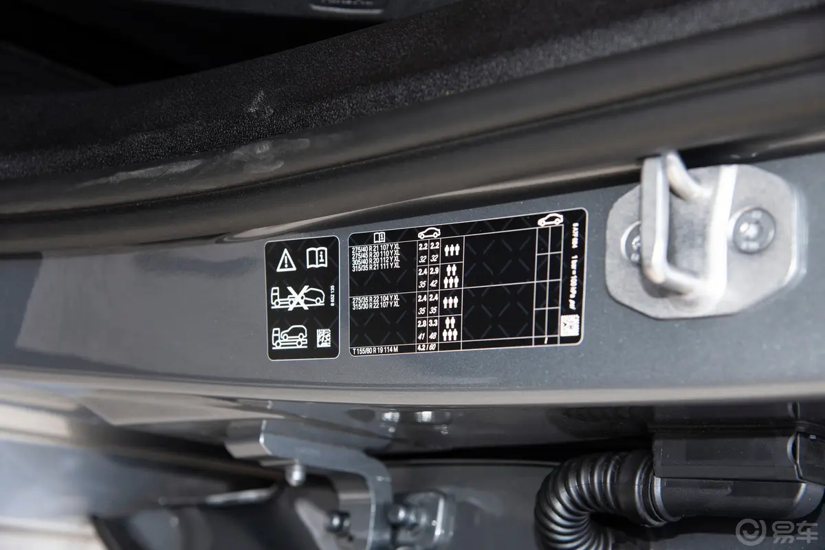 宝马X6改款 xDrive30i M运动套装胎压信息铭牌